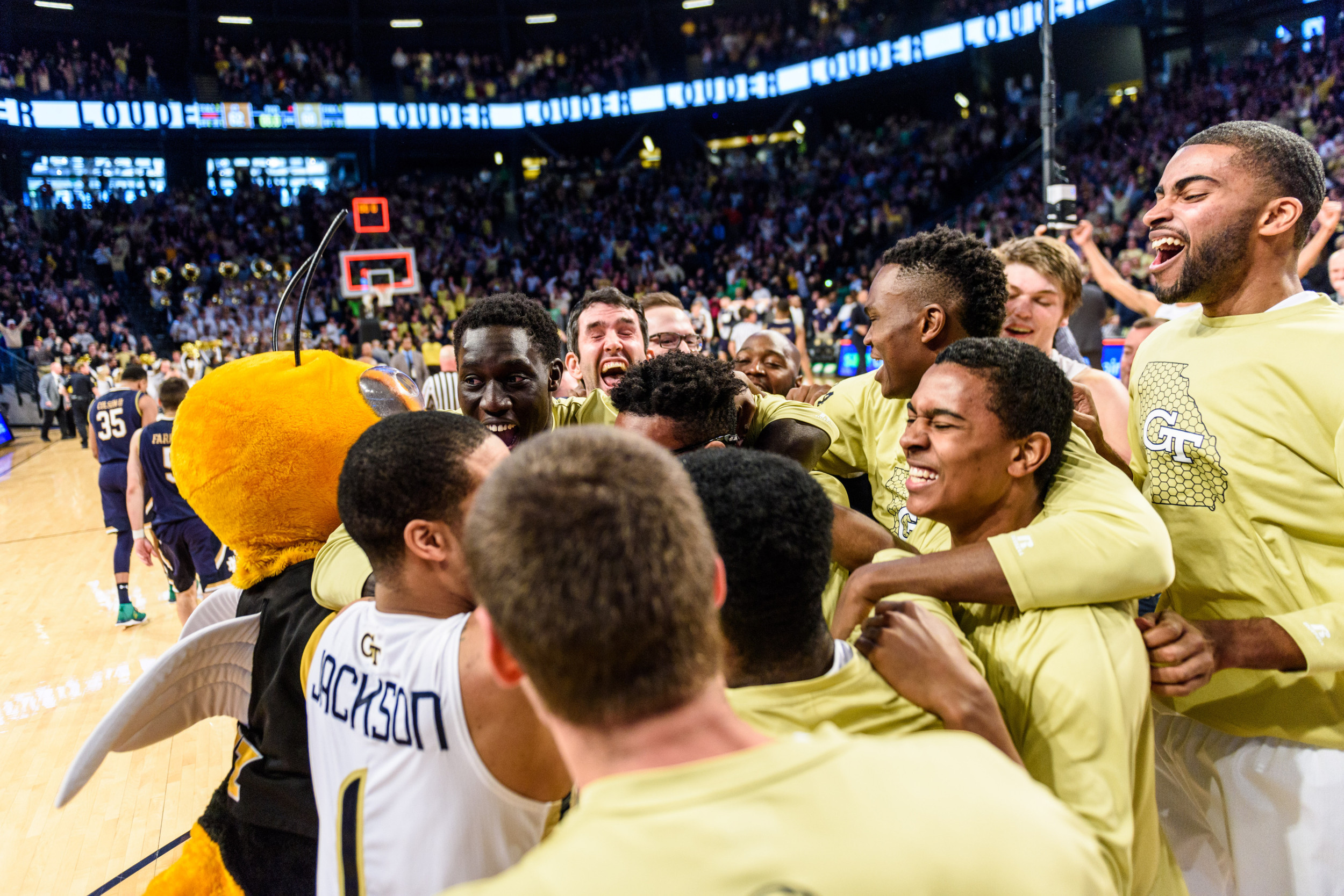 The team swarms Josh Okogie (5) after the win