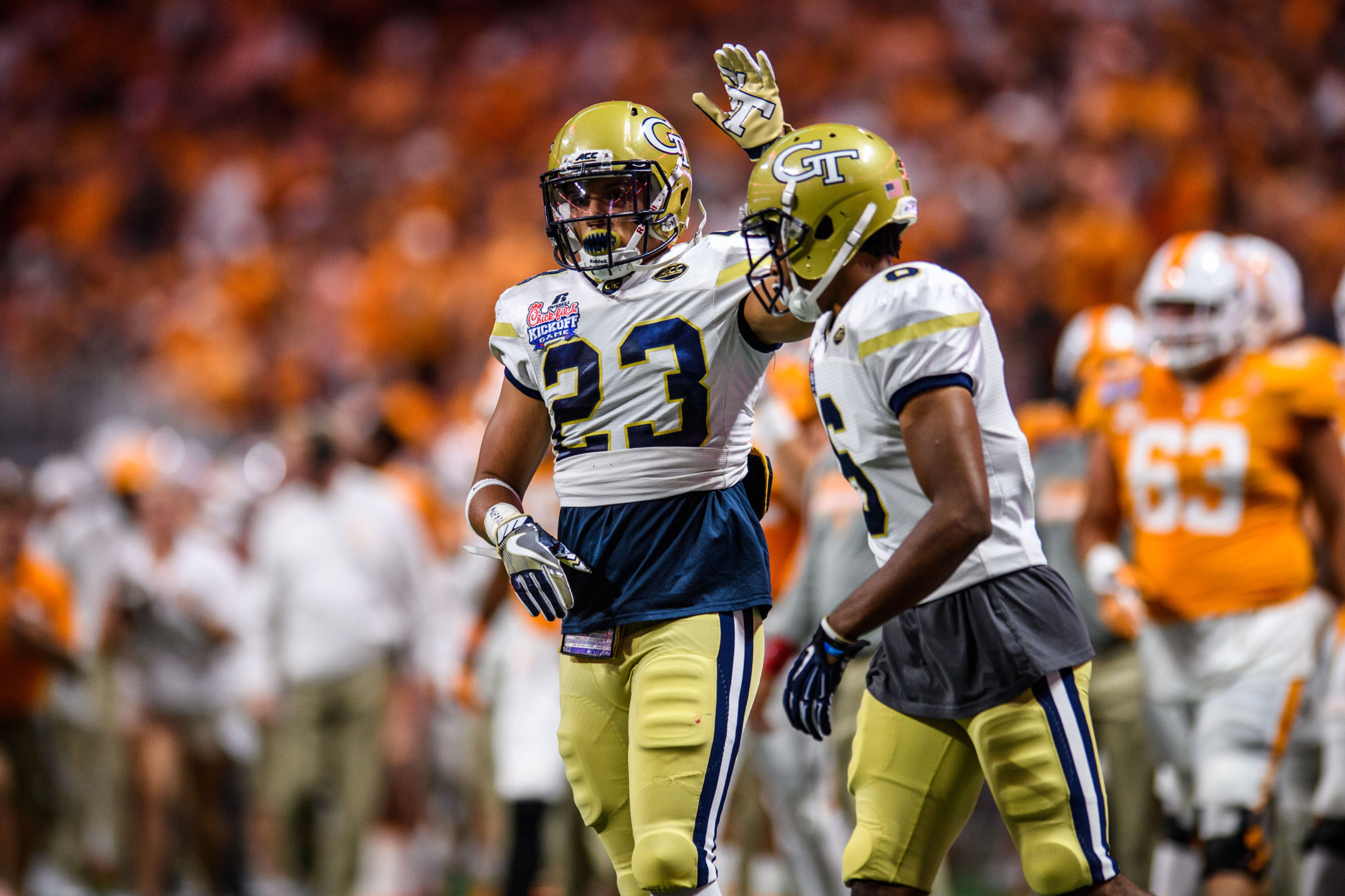 Jalen Johnson (23), Lamont Simmons (6)