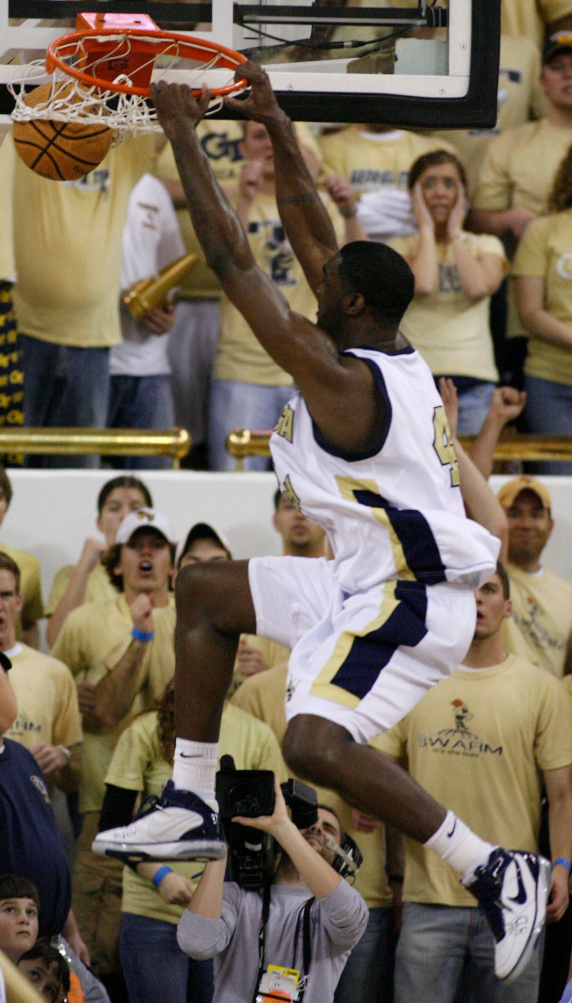 Ra'Sean Dickey dunks against North Carolina during the first half.