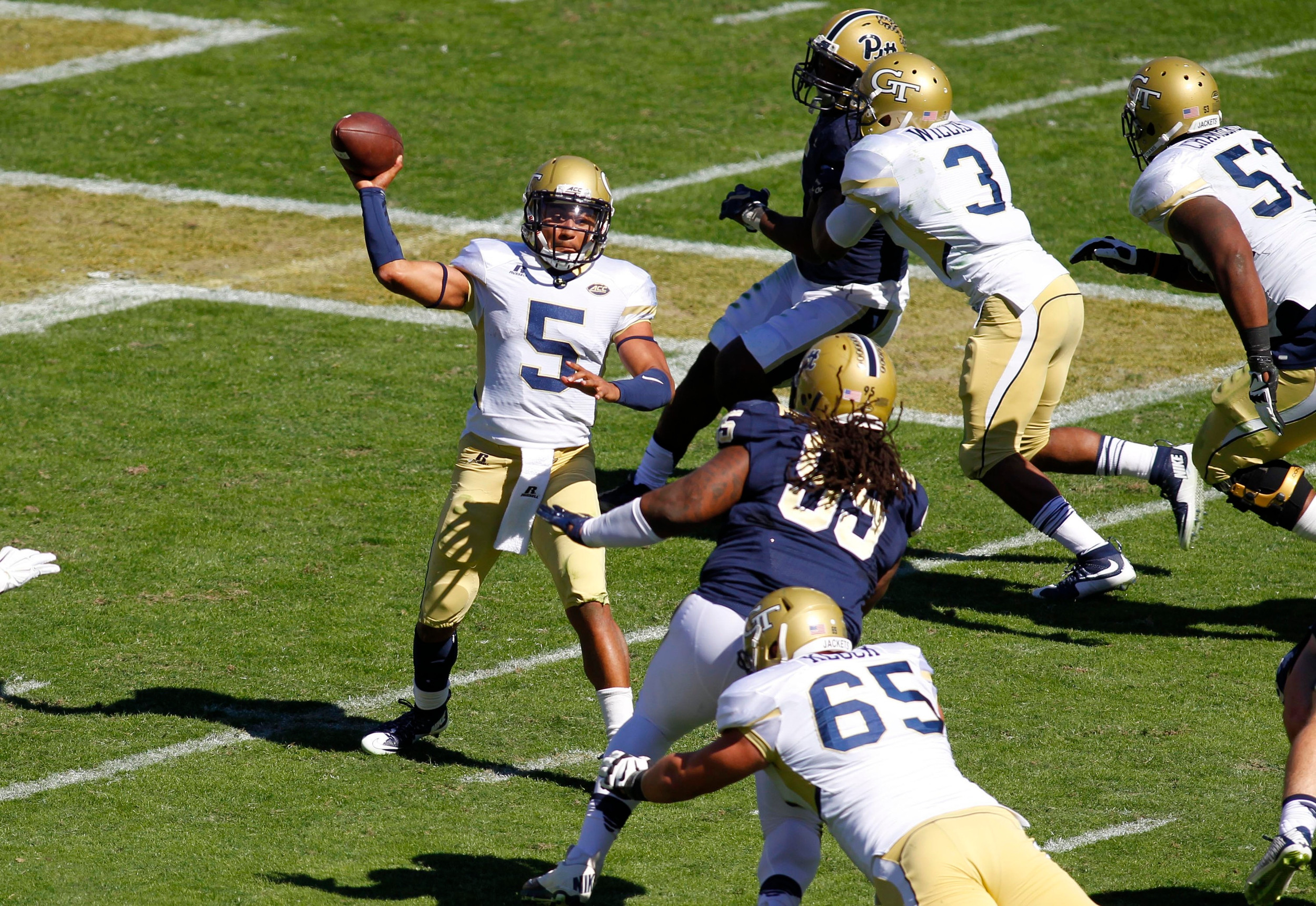 Yellow Jackets quarterback Justin Thomas (5) Brett Davis-USA TODAY Sports
