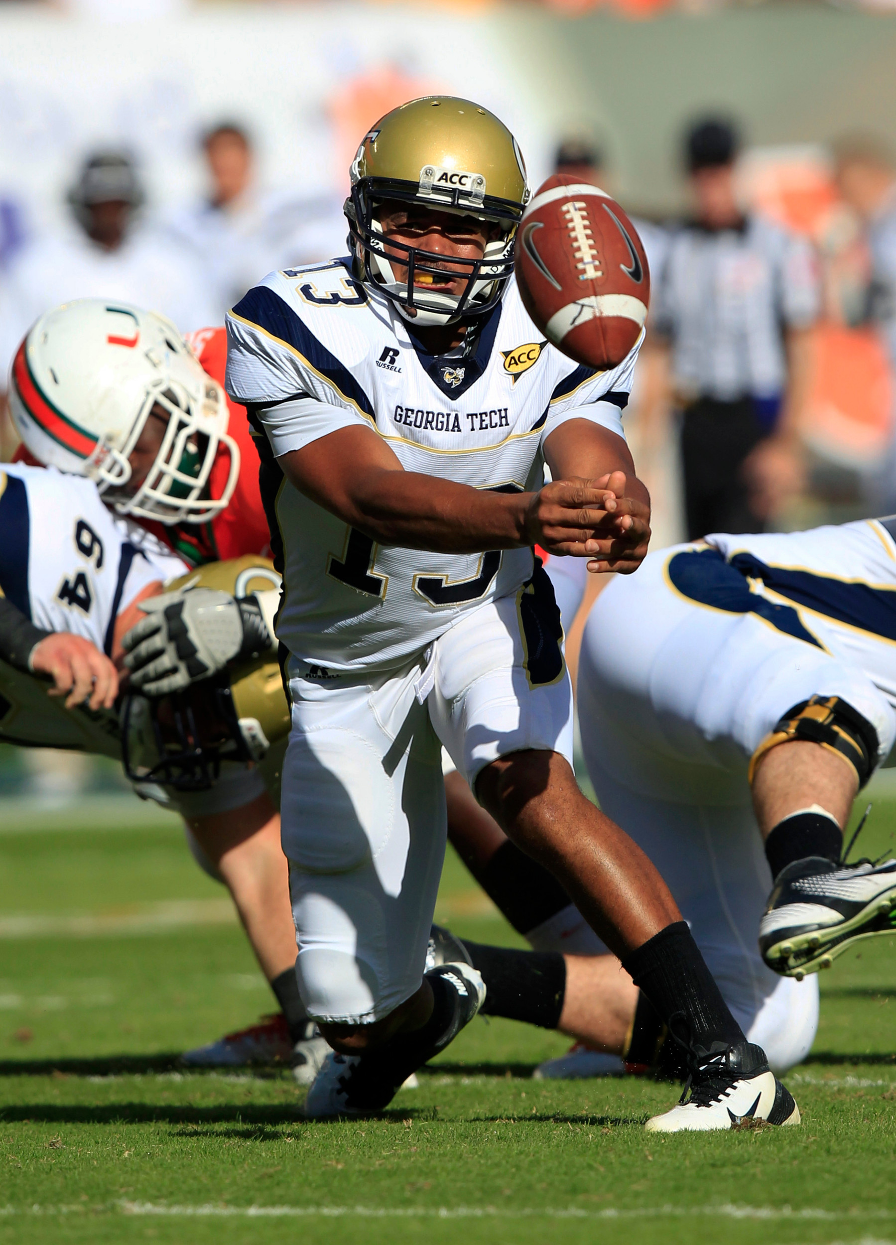 Georgia Tech quarterback Tevin Washington pitches the ball to running back Orwin Smith during first half against Miami. (AP Photo/Wilfredo Lee)