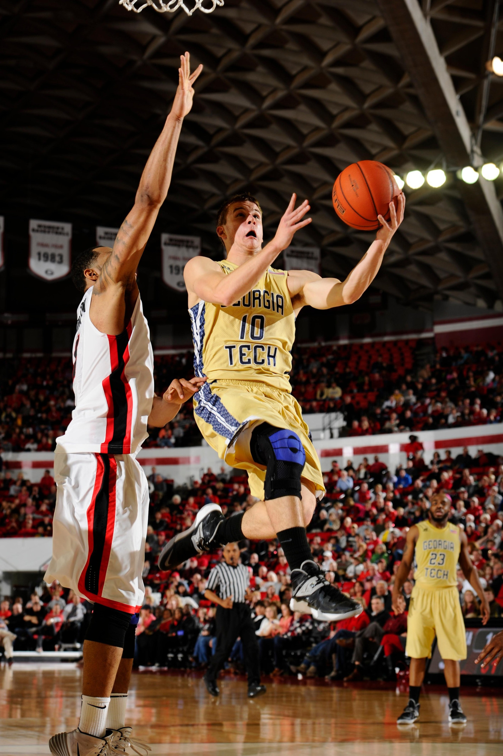 Guard Travis Jorgenson (10) goes to the basket past a Bulldogs defender. Dale Zanine-USA TODAY Sports
