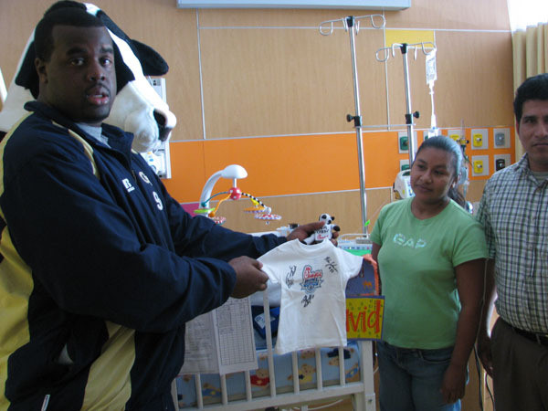Yellow Jackets visit children at Egleston Hospital.