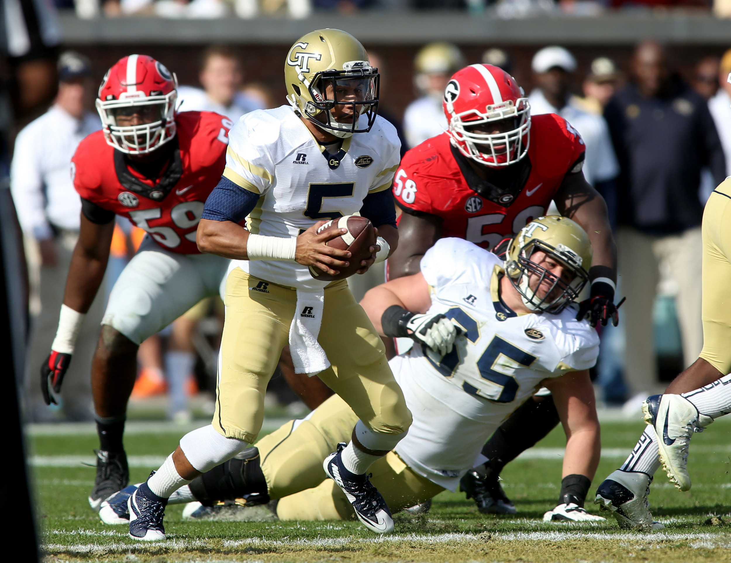 Georgia Tech Yellow Jackets quarterback Justin Thomas (5) runs a play in the first quarter of their game against the Georgia Bulldogs at Bobby Dodd Stadium. Jason Getz-USA TODAY Sports