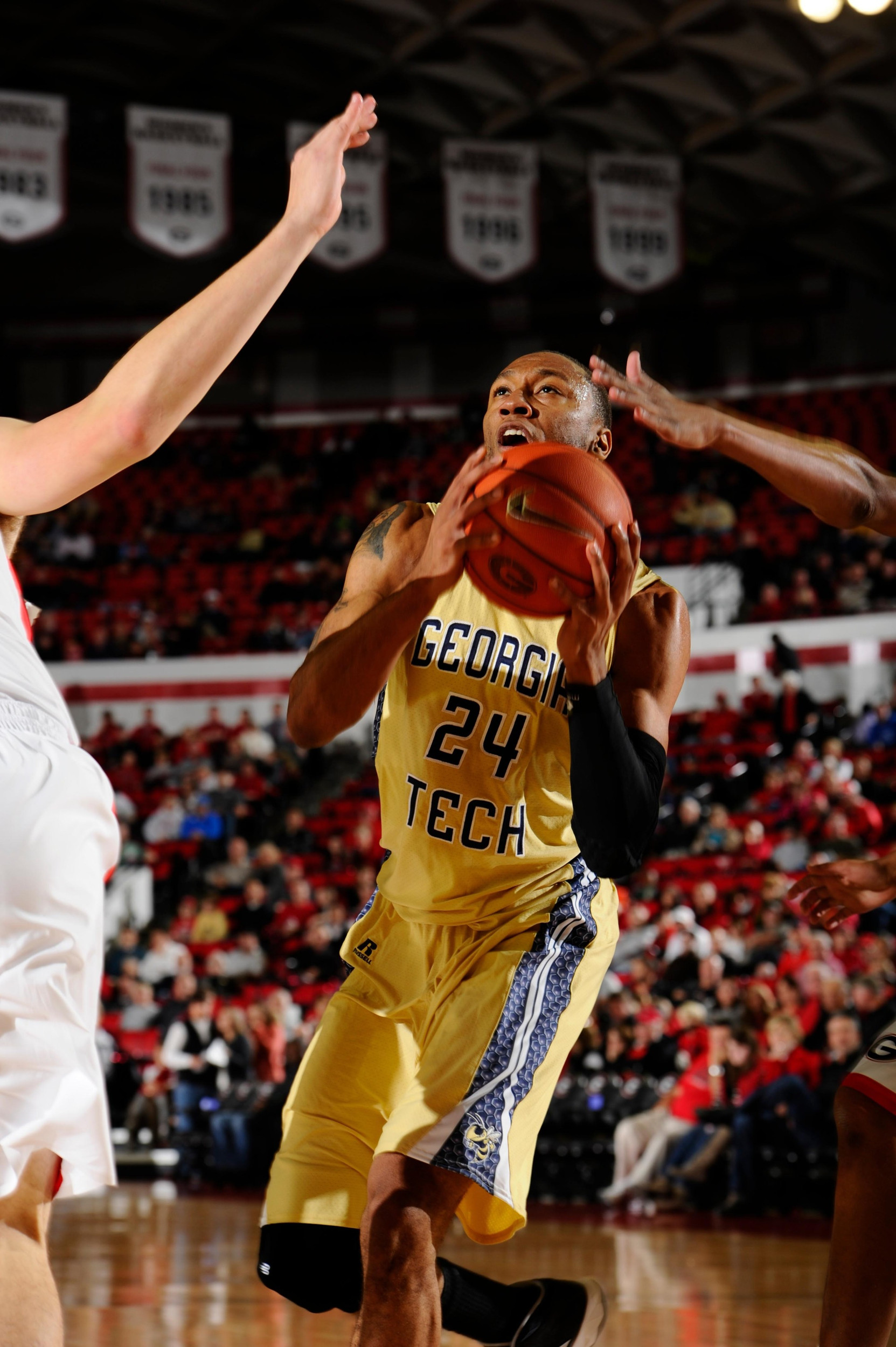 Forward Kammeon Holsey (24) goes to the basket against the Bulldogs during the first half. Dale Zanine-USA TODAY Sports