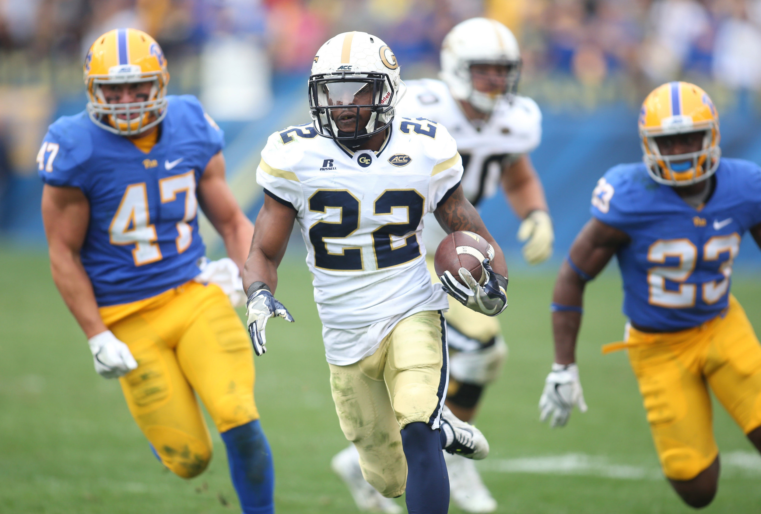 Yellow Jackets running back Clinton Lynch (22) carries the ball on a forty-five yard touchdown run. Charles LeClaire-USA TODAY Sports