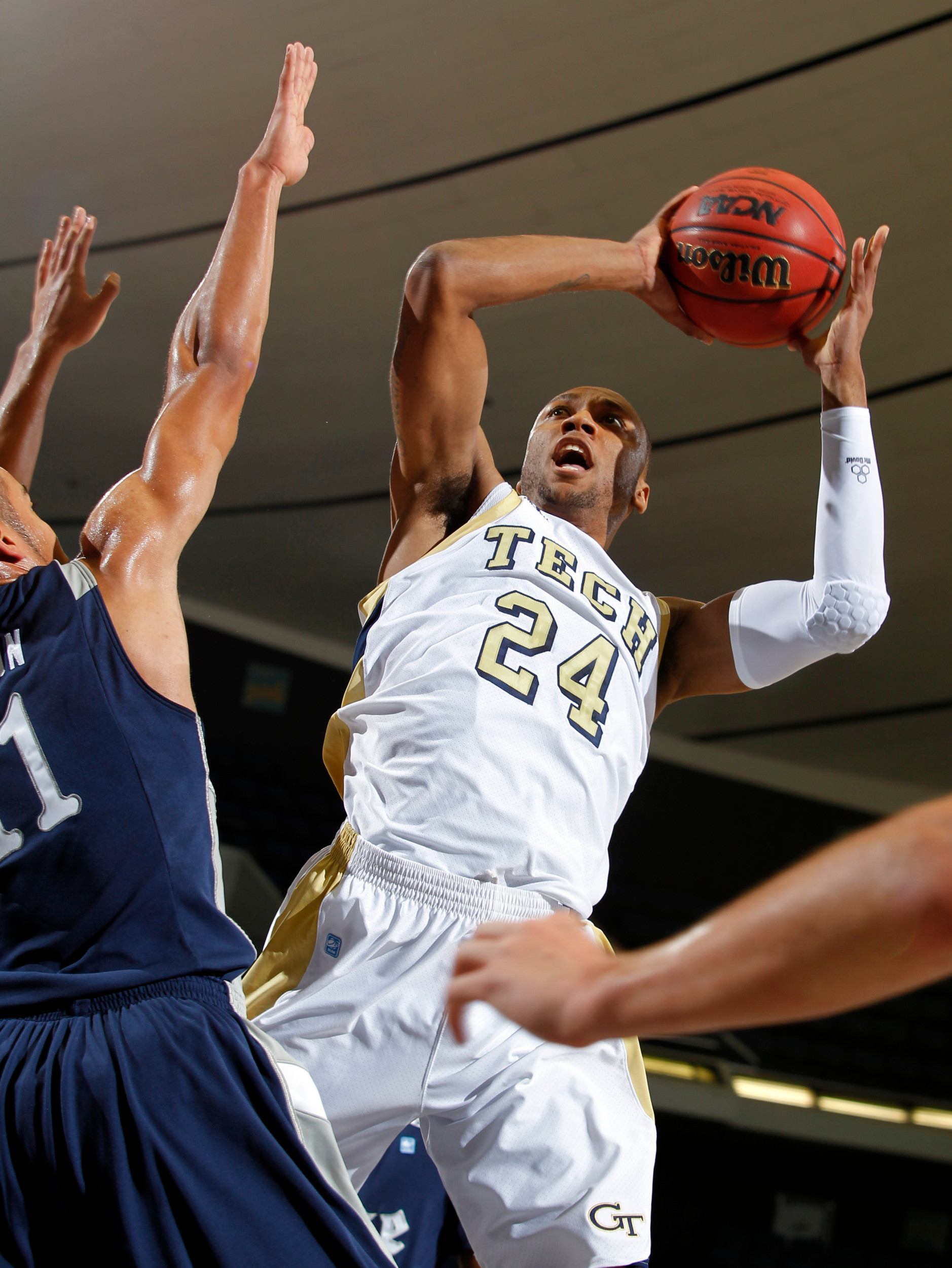 Kammeon Holsey shoots over Rice forward Ross Wilson. (AP Photo/Alex Gallardo)