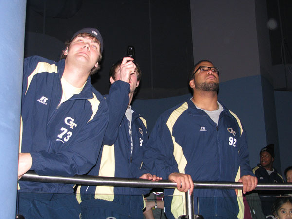 Yellow Jackets tour the Georgia Aquarium