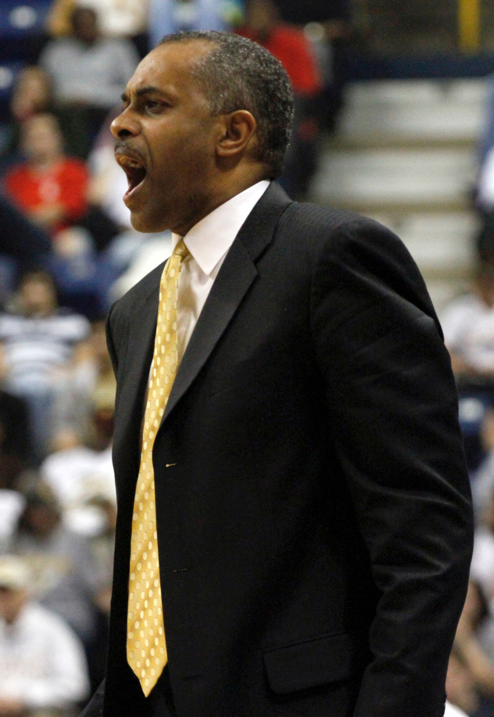 Georgia Tech coach Paul Hewitt yells to his team during the second half of a NCAA college game against Chattanooga Monday, Dec. 14, 2009 in Knoxville, Tenn. Georgia Tech won 95-64. (AP Photo/Wade Payne)