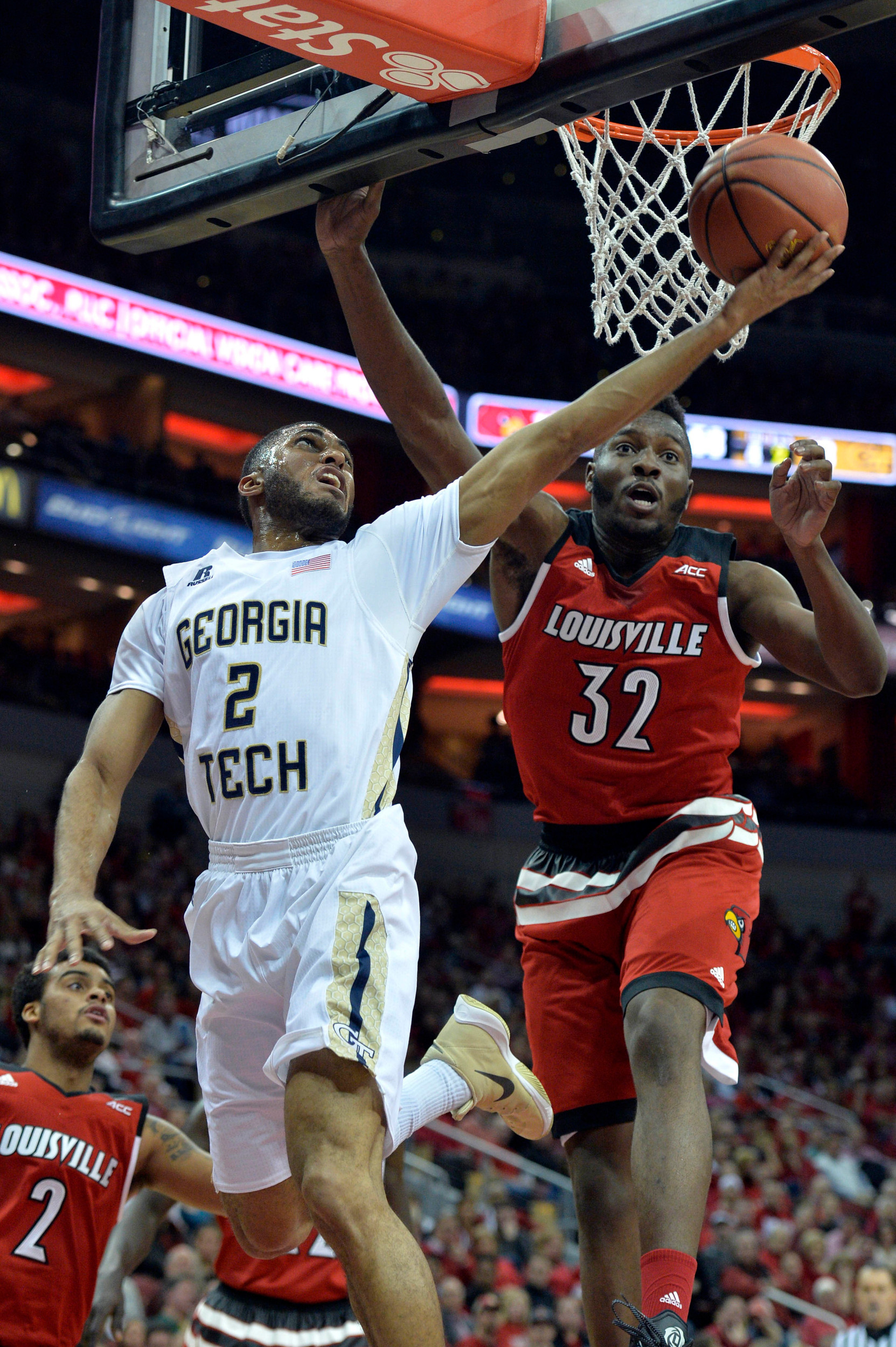 Adam Smith shoots against Louisville Cardinals center Chinanu Onuaku (32) during the first half at KFC Yum! Center. Jamie Rhodes-USA TODAY Sports