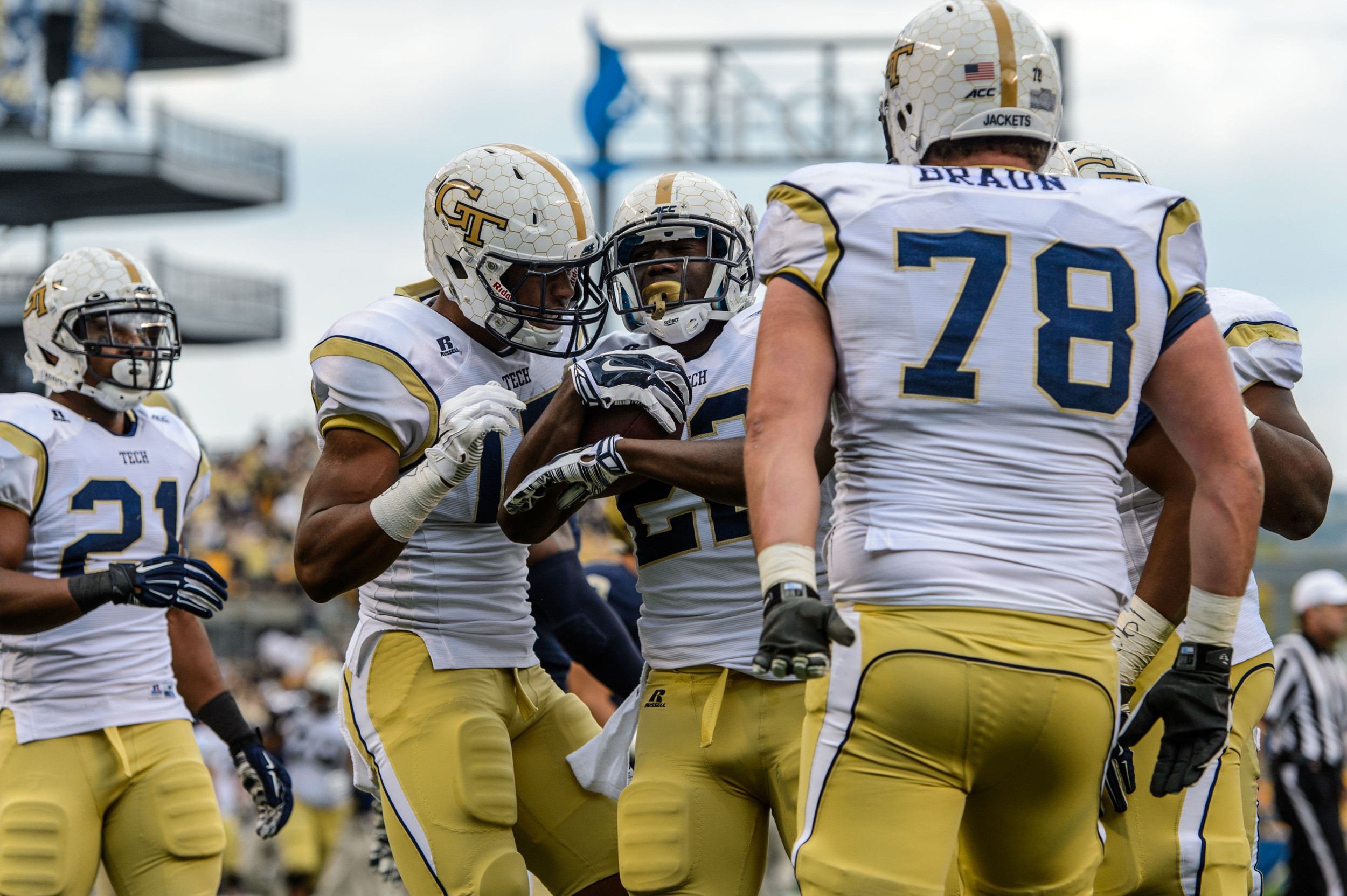 The team celebrates a Broderick Snoddy (22) touchdown!