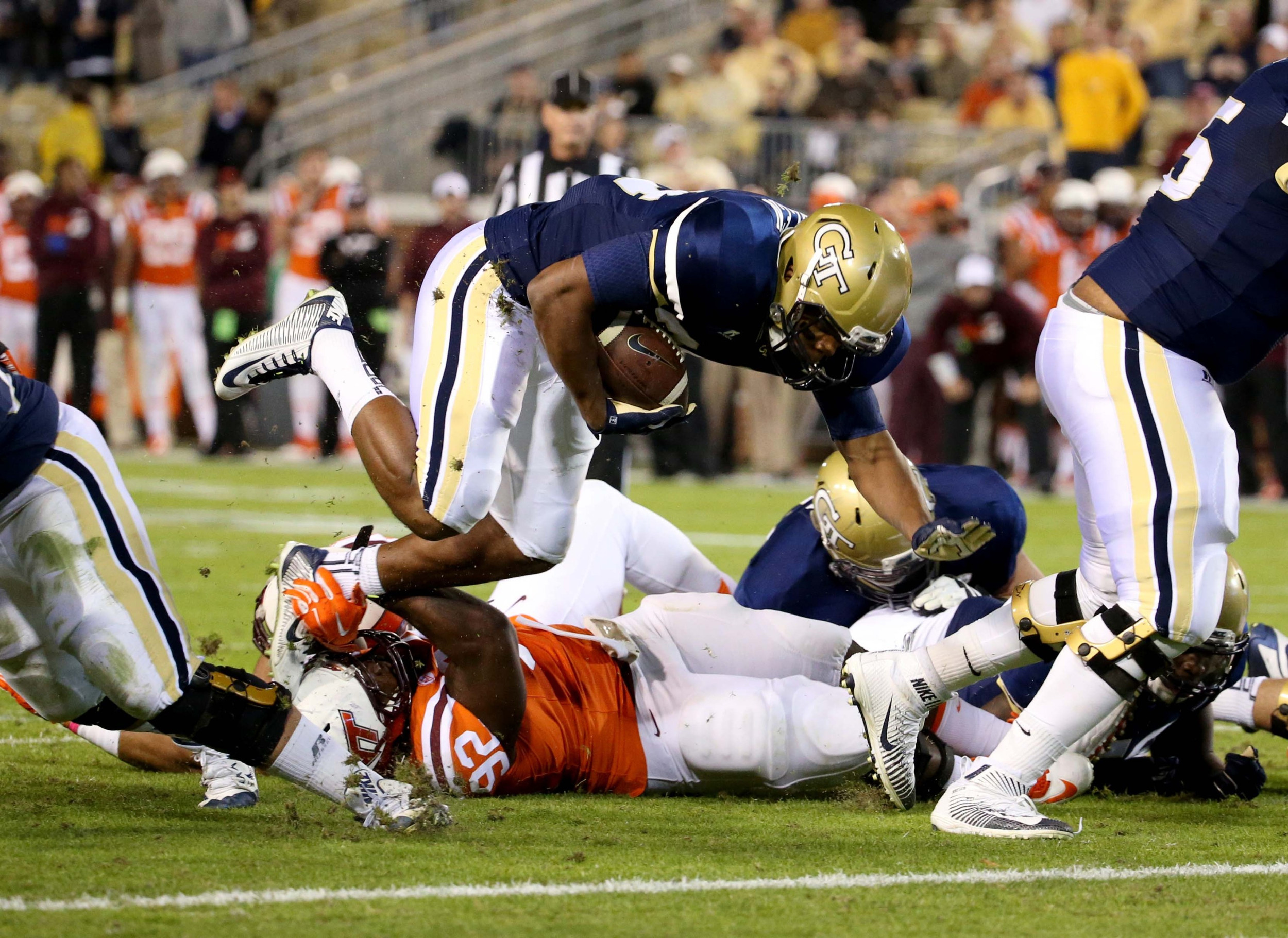 Running back Marcus Allen (24) gets past the defense for a touchdown (Jason Getz-USA TODAY Sports)
