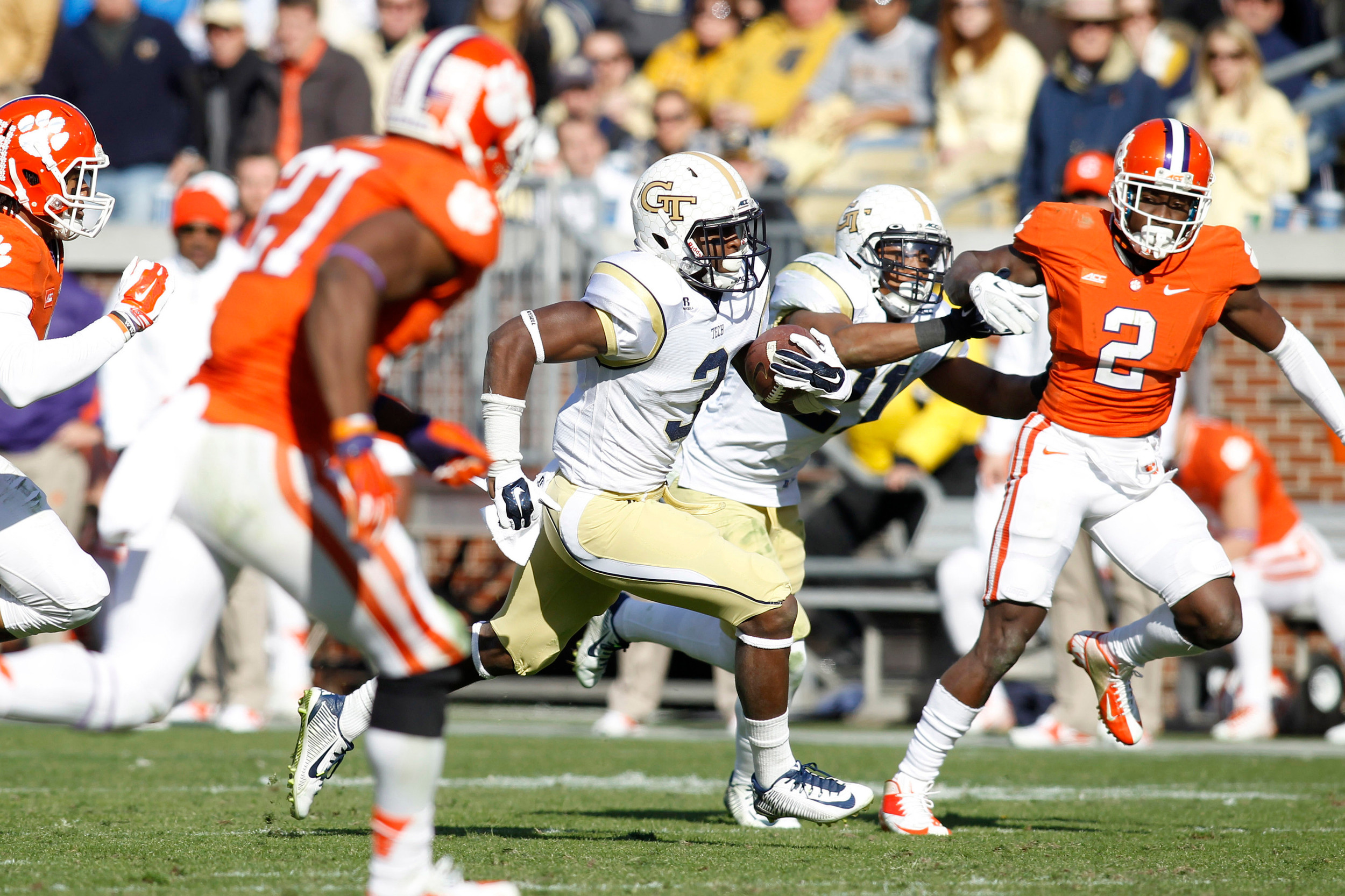 Yellow Jackets running back Dennis Andrews (3) carries the ball against the Clemson Tigers (Brett Davis-USA TODAY Sports)