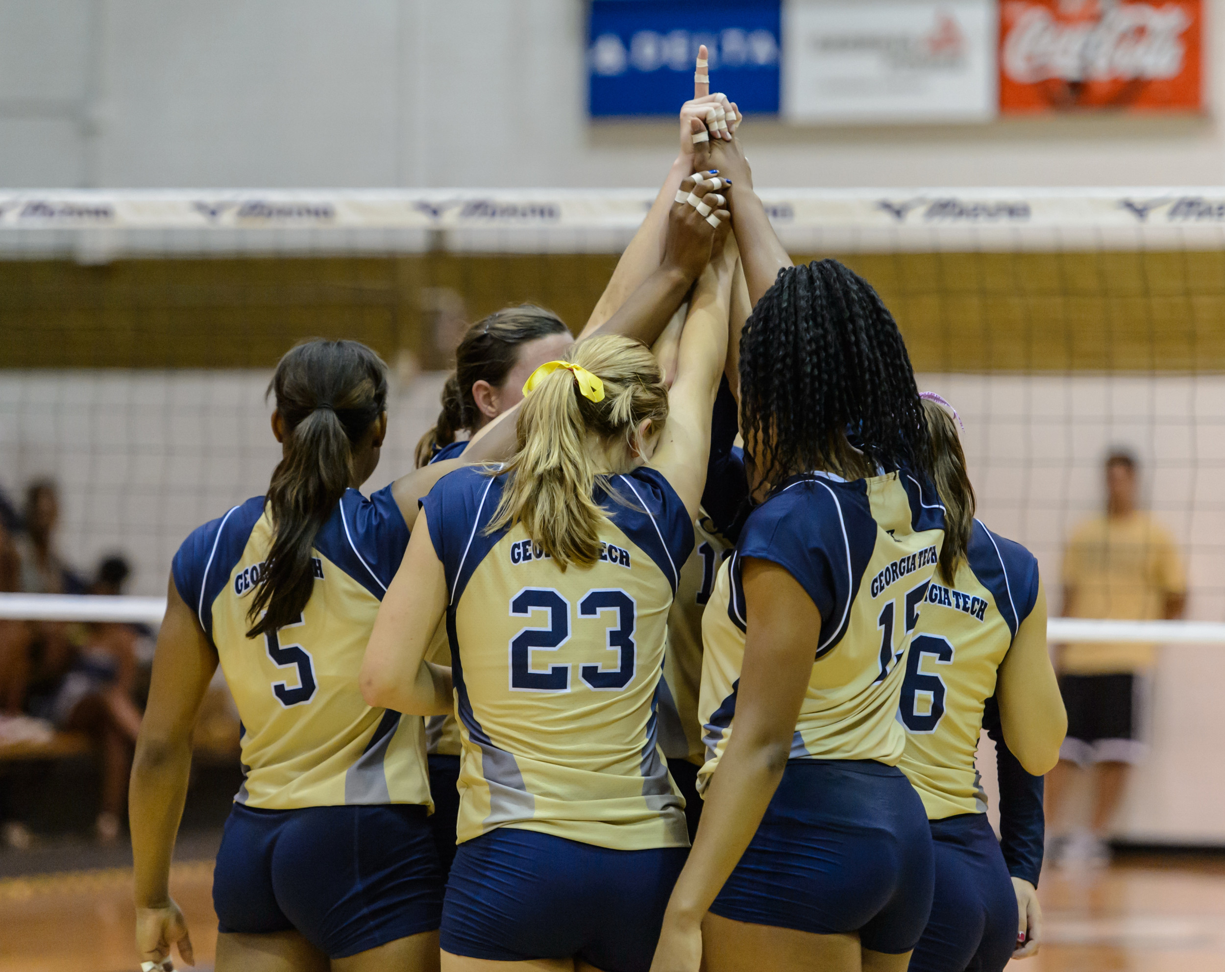 The team huddles before the start of the 4th set.