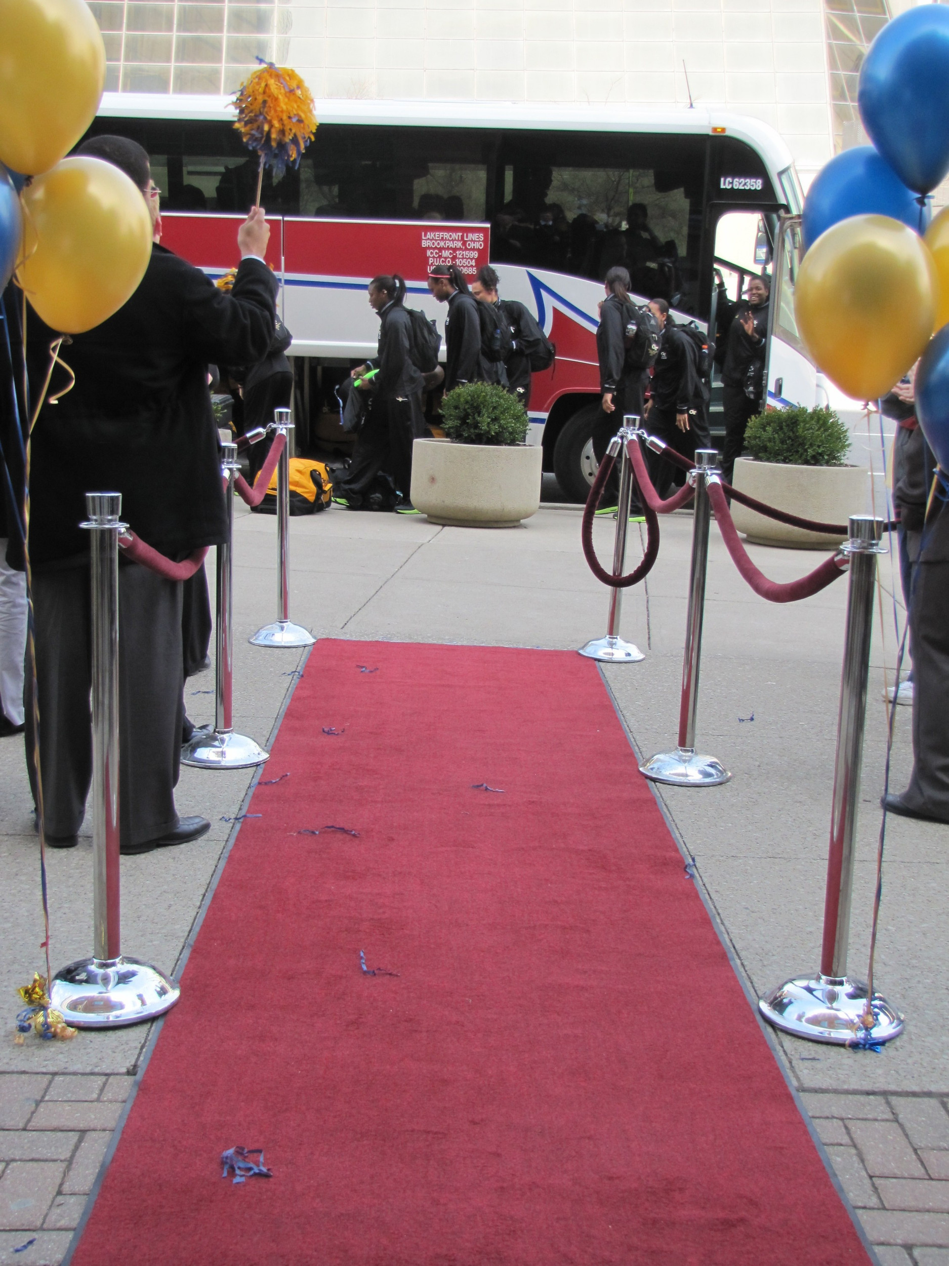 The team getting welcomed to its team hotel in Columbus, Ohio