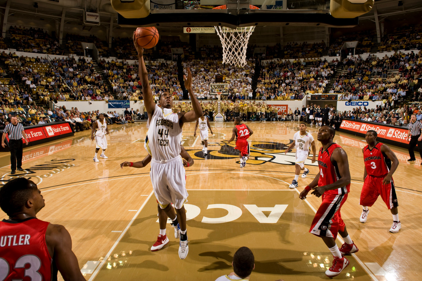 Alade Aminu grabs a rebound vs. Georgia - Januaru 6, 2009