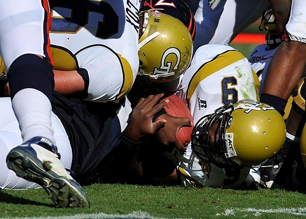 Josh Nesbitt (9) makes it into the endzone for a touchdown in the first quarter. (Photo by LensEffects)