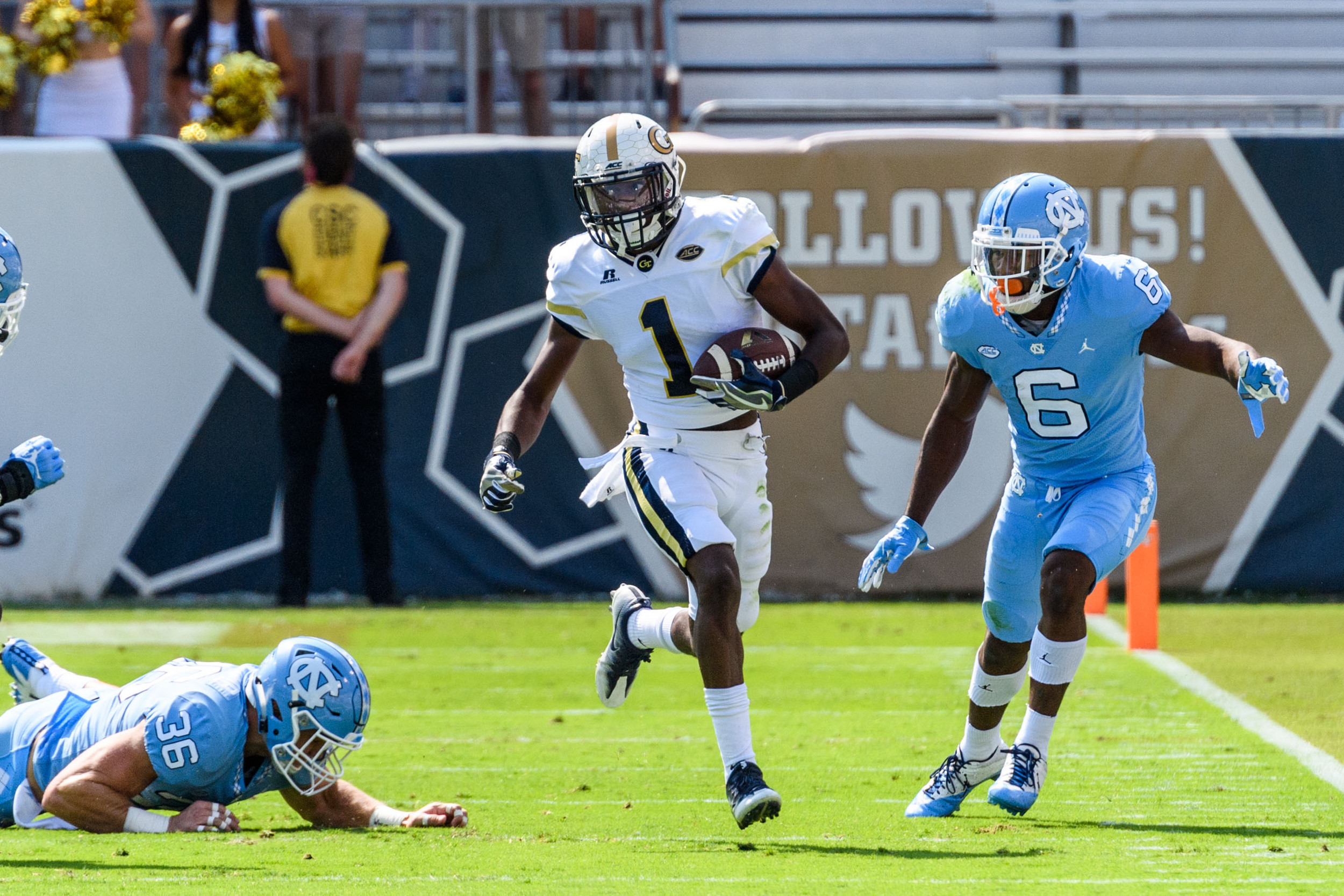 Qua Searcy (1) carries the ball