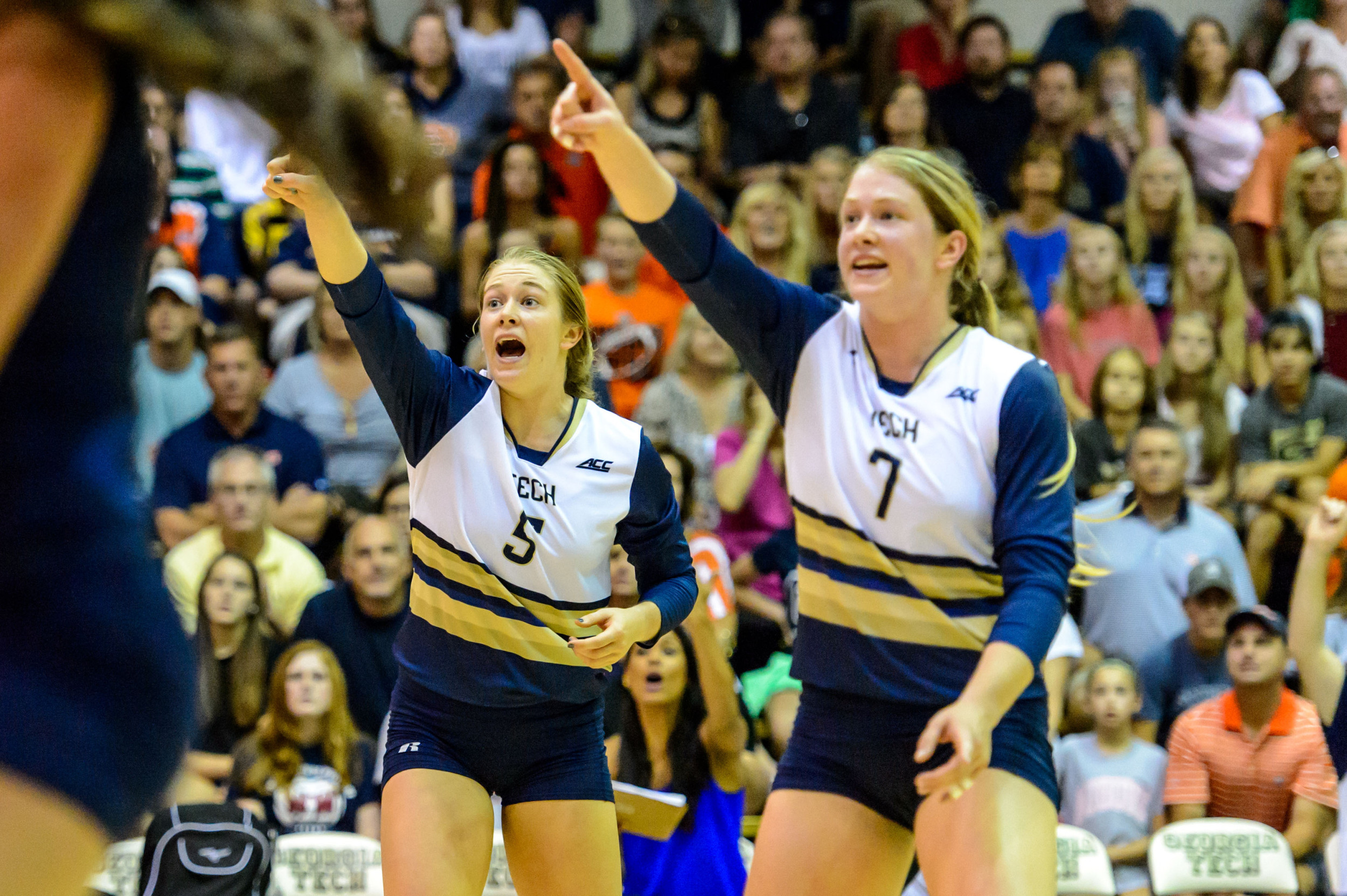 Annika Van Gunst (5), Teegan Van Gunst (7)