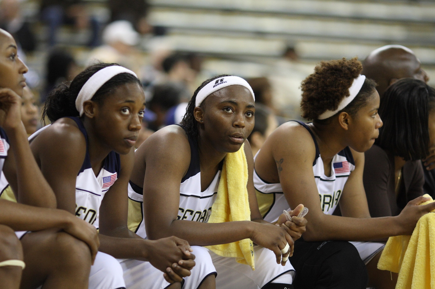 (l-r) Metra Walthour, Mo Bennett and Deja Foster on the team bench