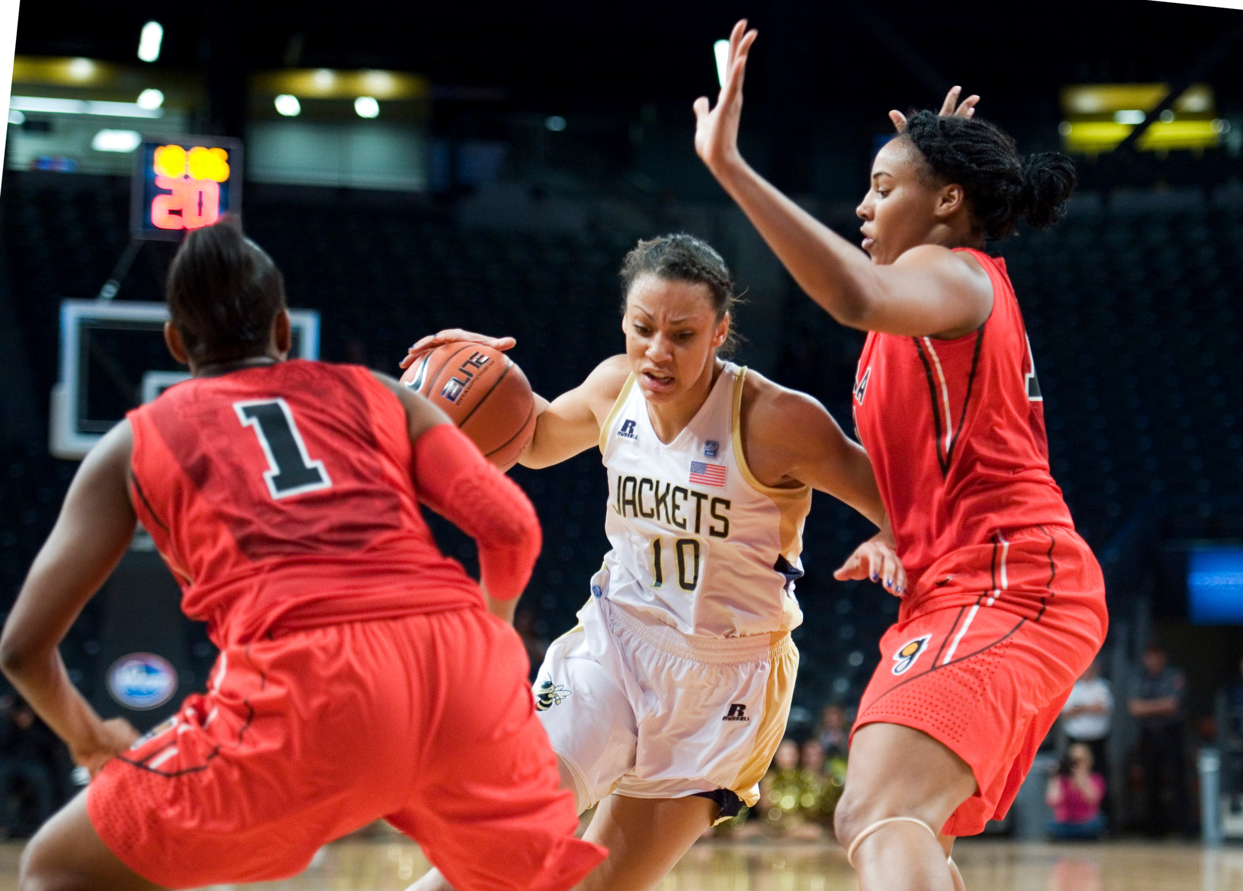 Danielle Hamilton-Carter tries to get through Georgia guard Khaalidah Miller (1) and forward Jasmine Hassell during the first half. (AP Photo/John Amis)