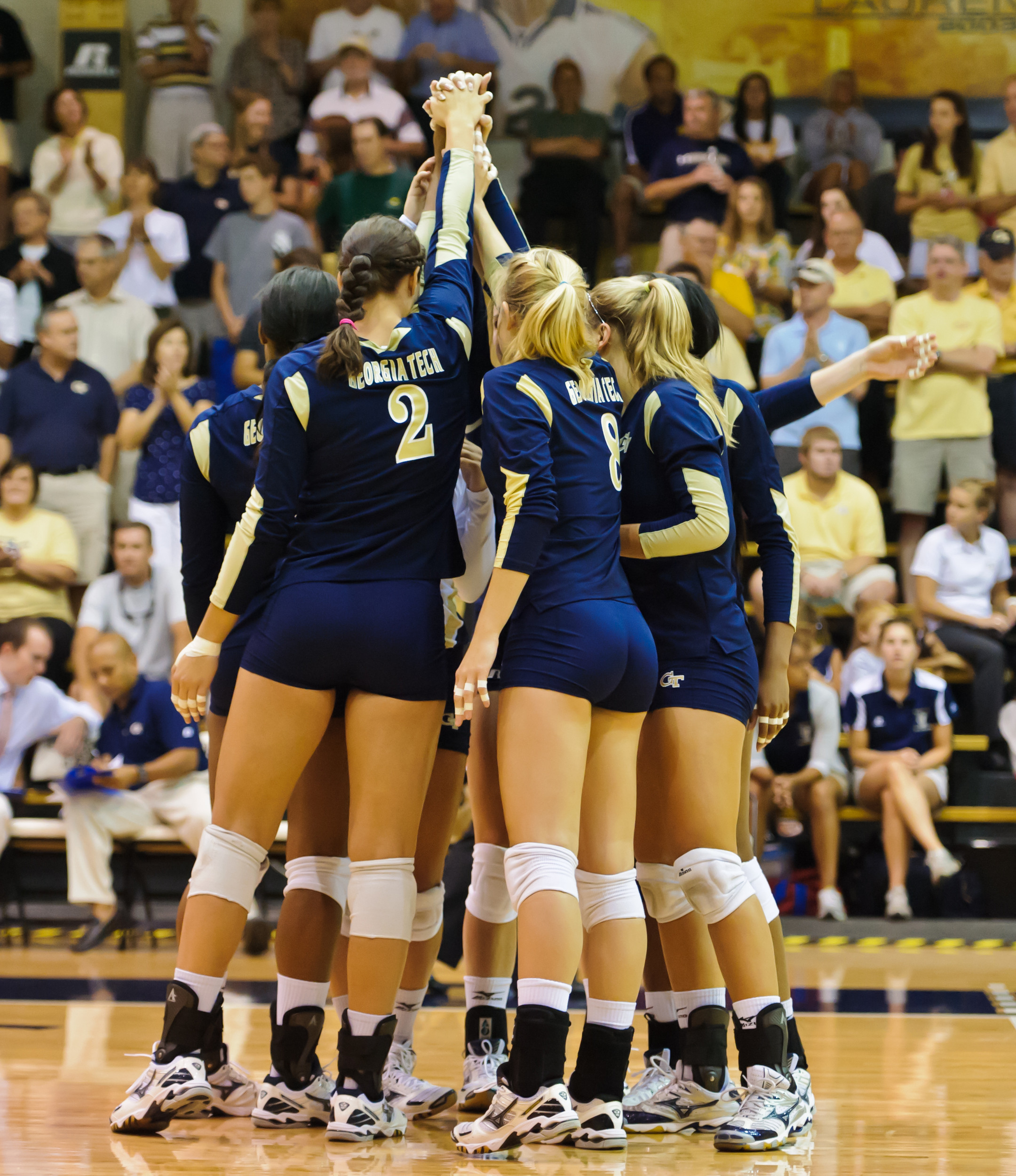 The starters huddle before the match.