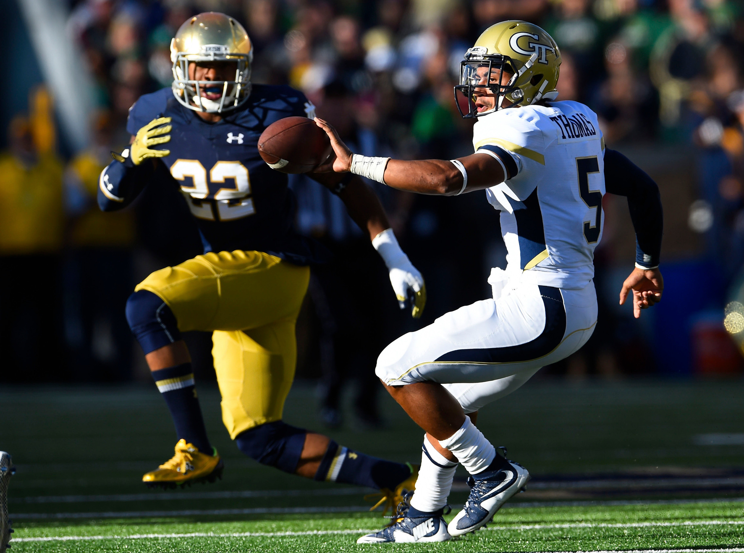 Quarterback Justin Thomas (5) pitches the ball against Notre Dame (Mike DiNovo-USA TODAY Sports)