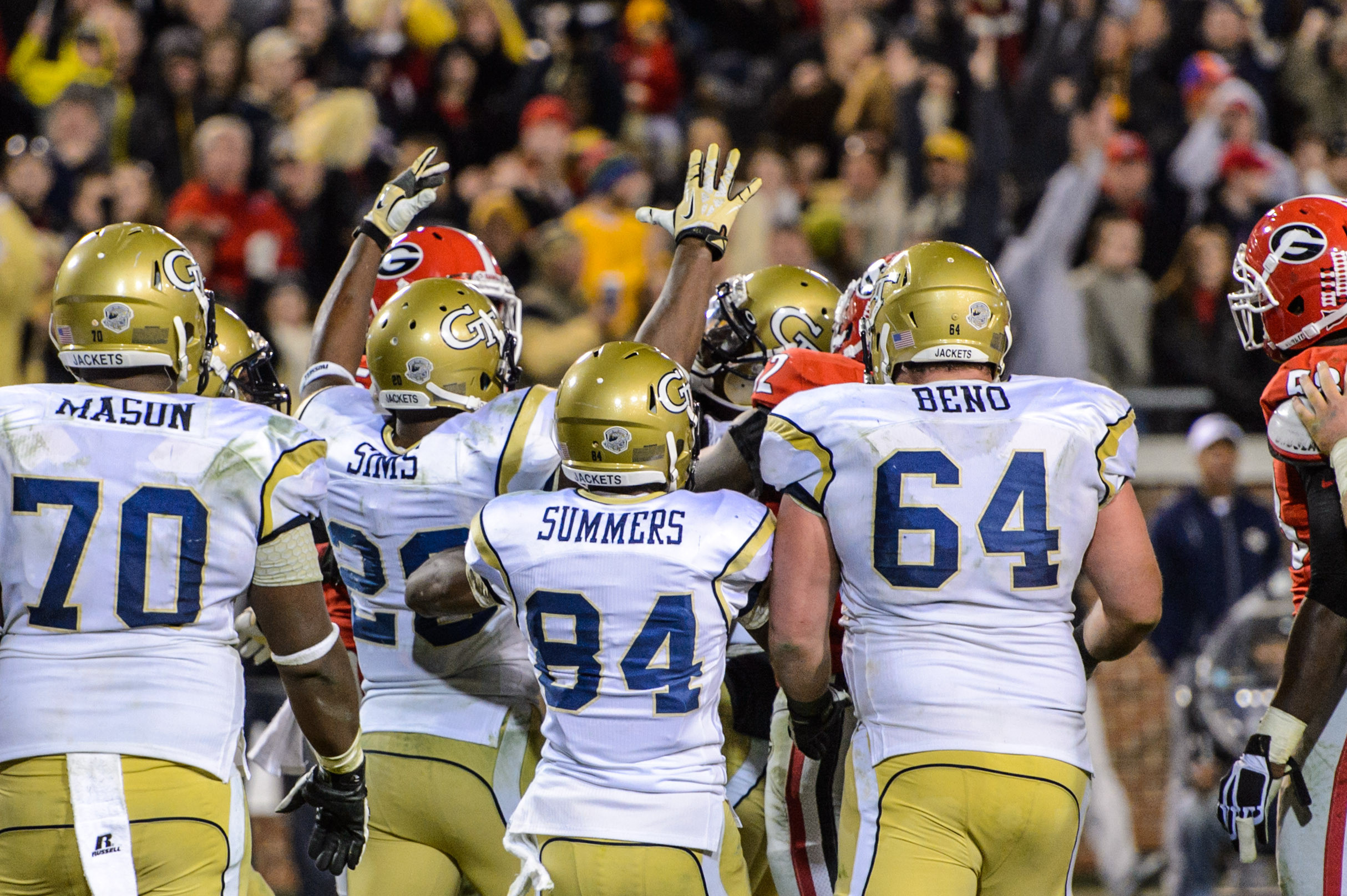 The team celebrates Vad Lee's TD