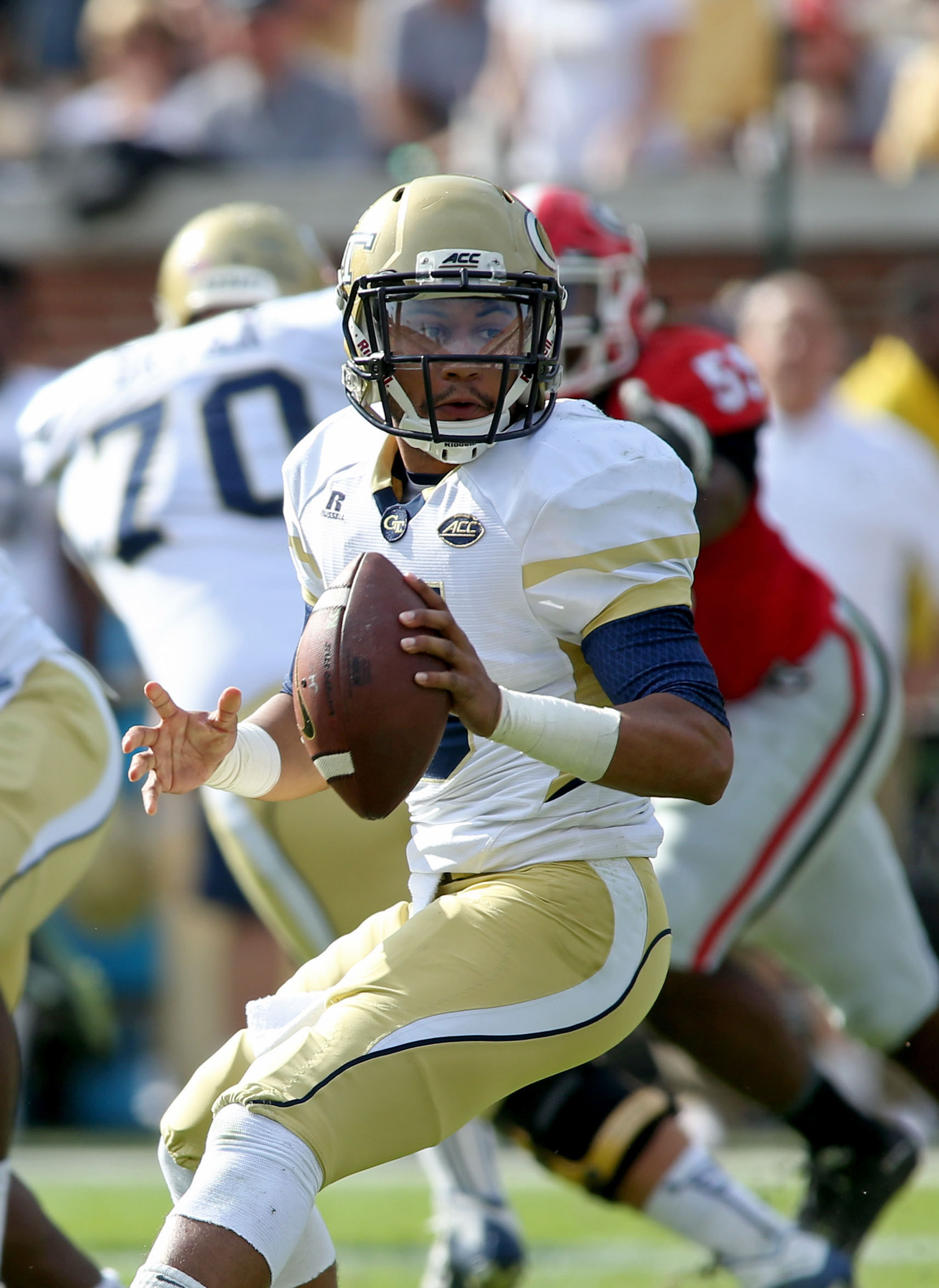 Georgia Tech Yellow Jackets quarterback Justin Thomas (5) looks to pitch the ball in the second quarter of their game against the Georgia Bulldogs at Bobby Dodd Stadium. Jason Getz-USA TODAY Sports