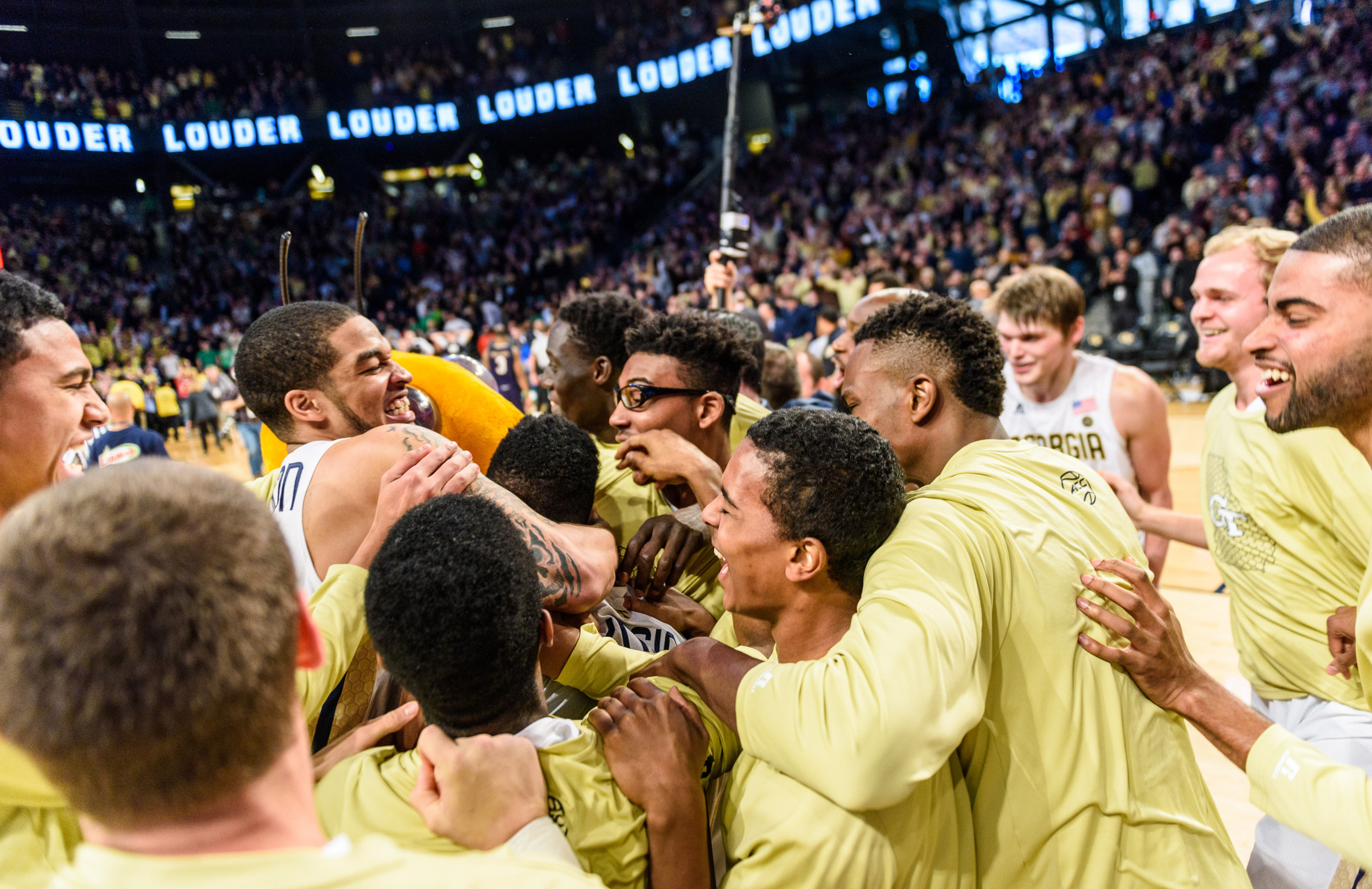 The team swarms Josh Okogie (5) after the win