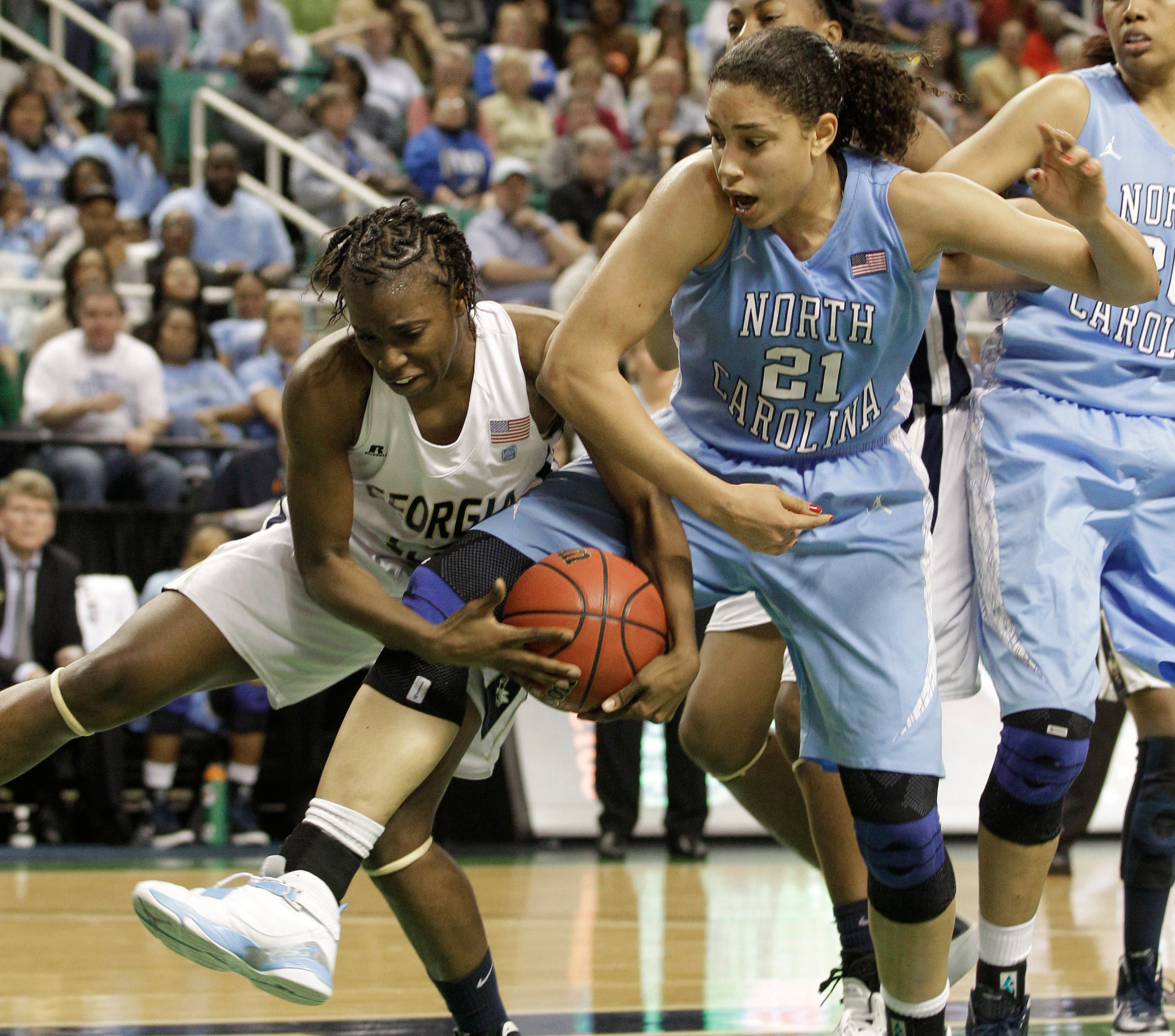 Tyaunna Marshall steals the ball from North Carolina's Krista Gross. (AP Photo/Chuck Burton)