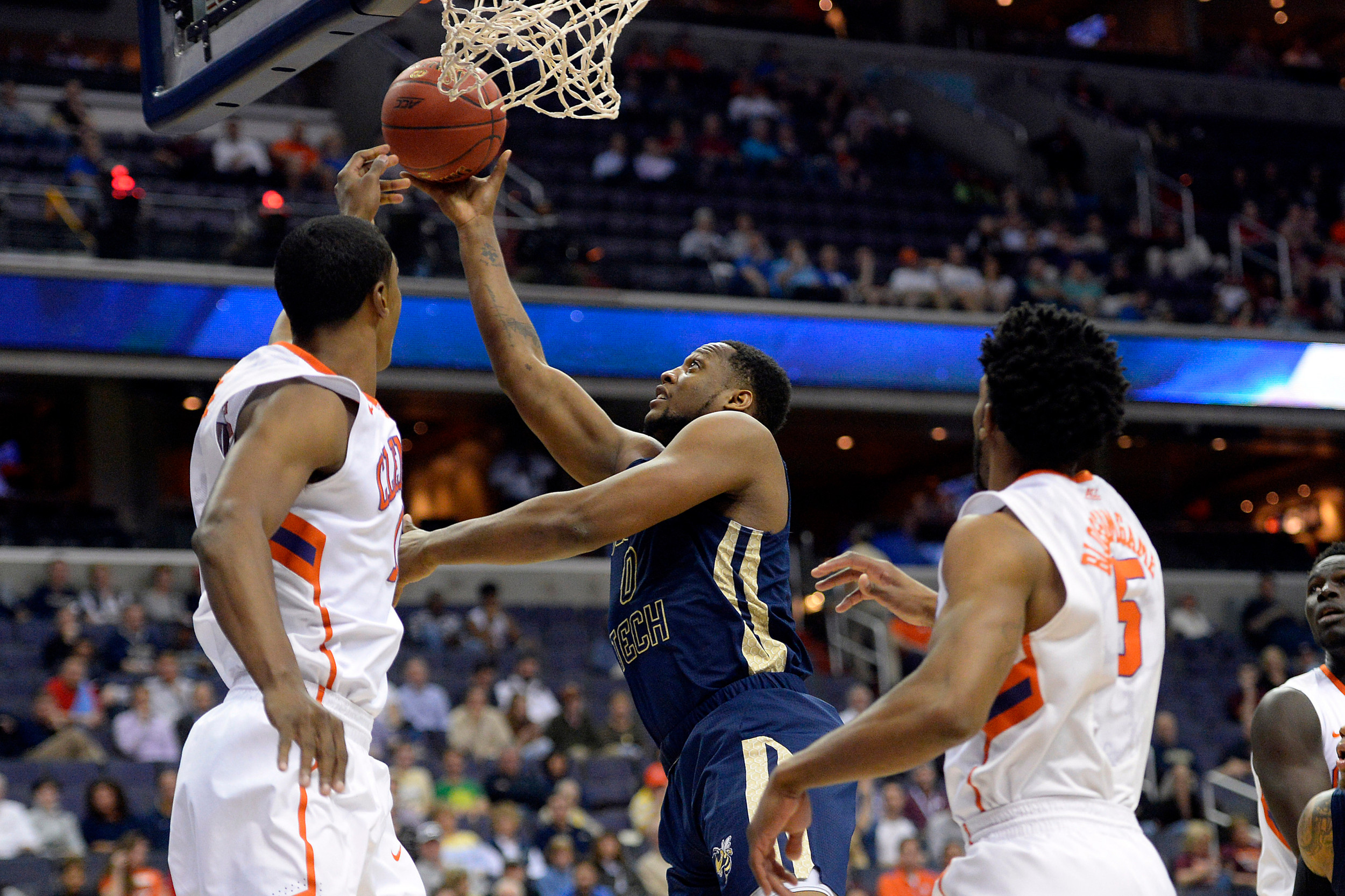 Charles Mitchell shoots as Clemson Tigers forward Jaron Blossomgame defends. Tommy Gilligan-USA TODAY Sports