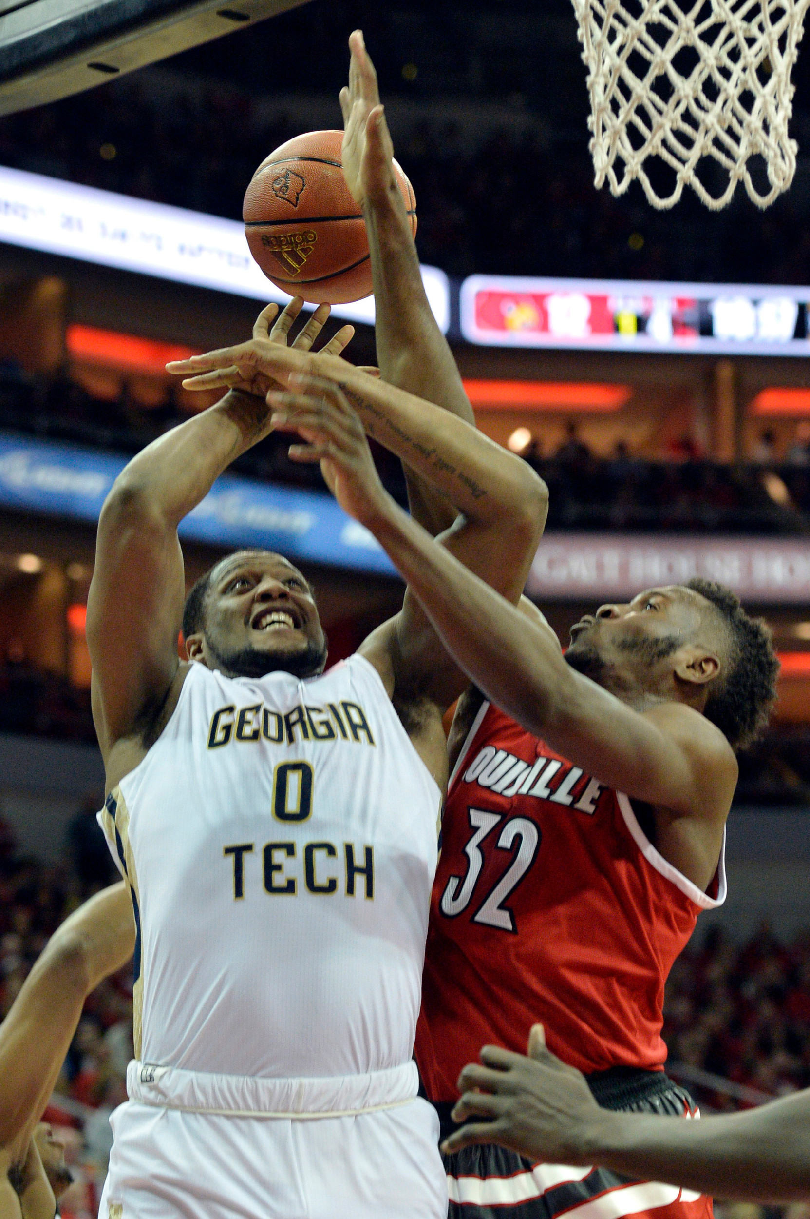 Charles Mitchell battles Louisville Cardinals center Chinanu Onuaku (32) for a rebound during the first half at KFC Yum! Center. Jamie Rhodes-USA TODAY Sports