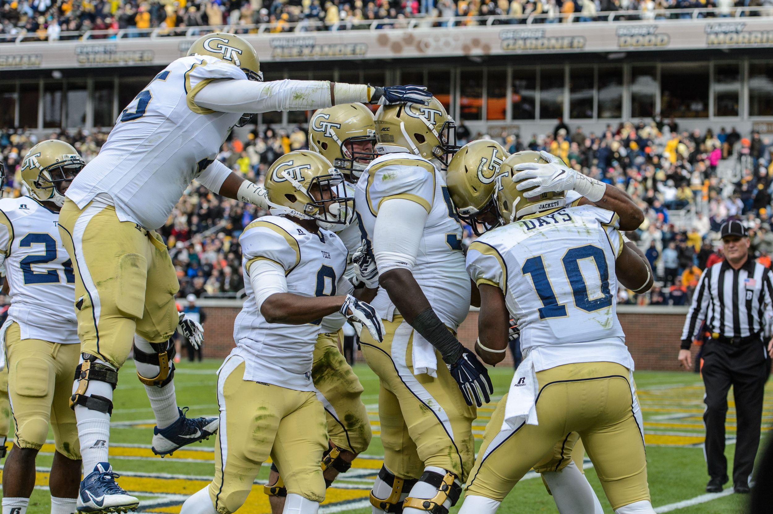 The team celebrates DeAndre Smelter's touchdown