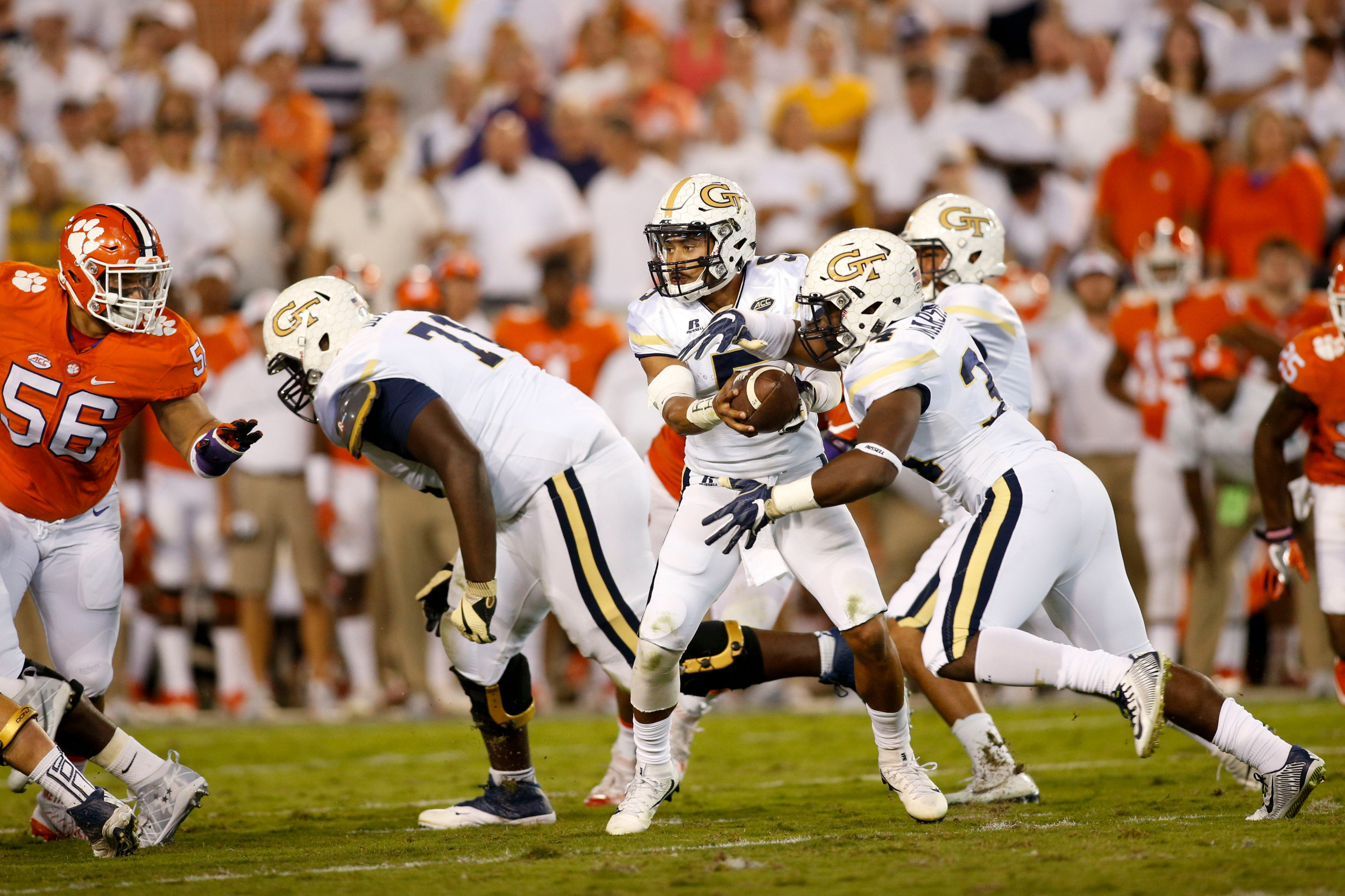 Georgia Tech Yellow Jackets quarterback Justin Thomas hands the ball to running back Marcus Marshall against the Clemson Tigers in the first quarter at Bobby Dodd Stadium. Credit: Brett Davis-USA TODAY Sports