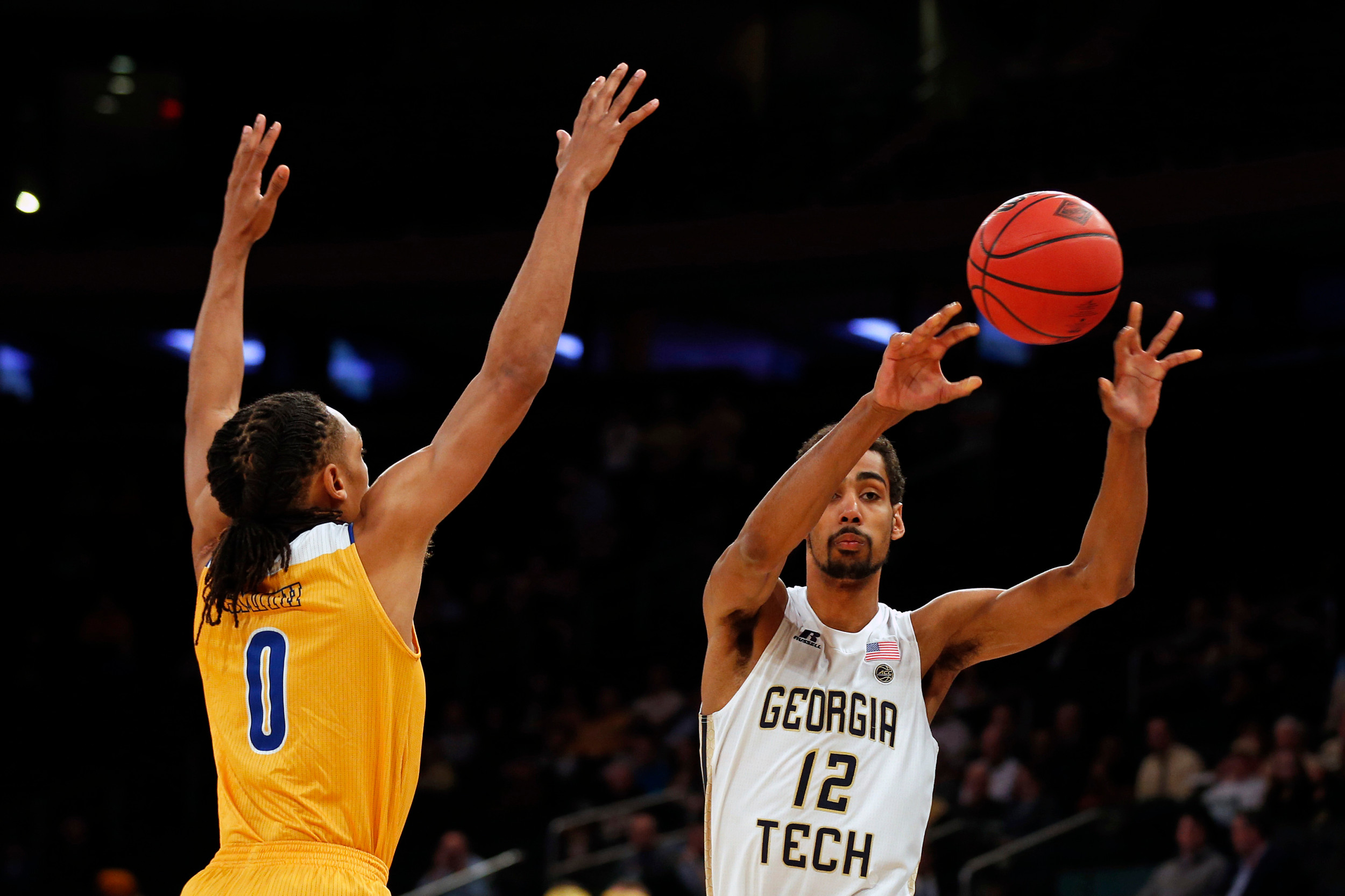 Forward Quinton Stephens passes the ball away from Cal State Bakersfield Roadrunners forward Matt Smith during the first half in the semifinals of the 2017 NIT Tournament at Square Garden. Mandatory Credit: Adam Hunger-USA TODAY Sports