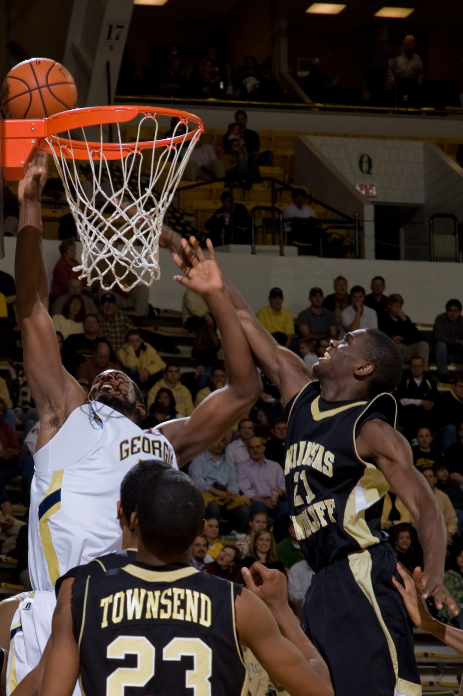 Zachery Peacock slips by guard Tavaris Washington and teammate guard Savalance Townsend during the second half.