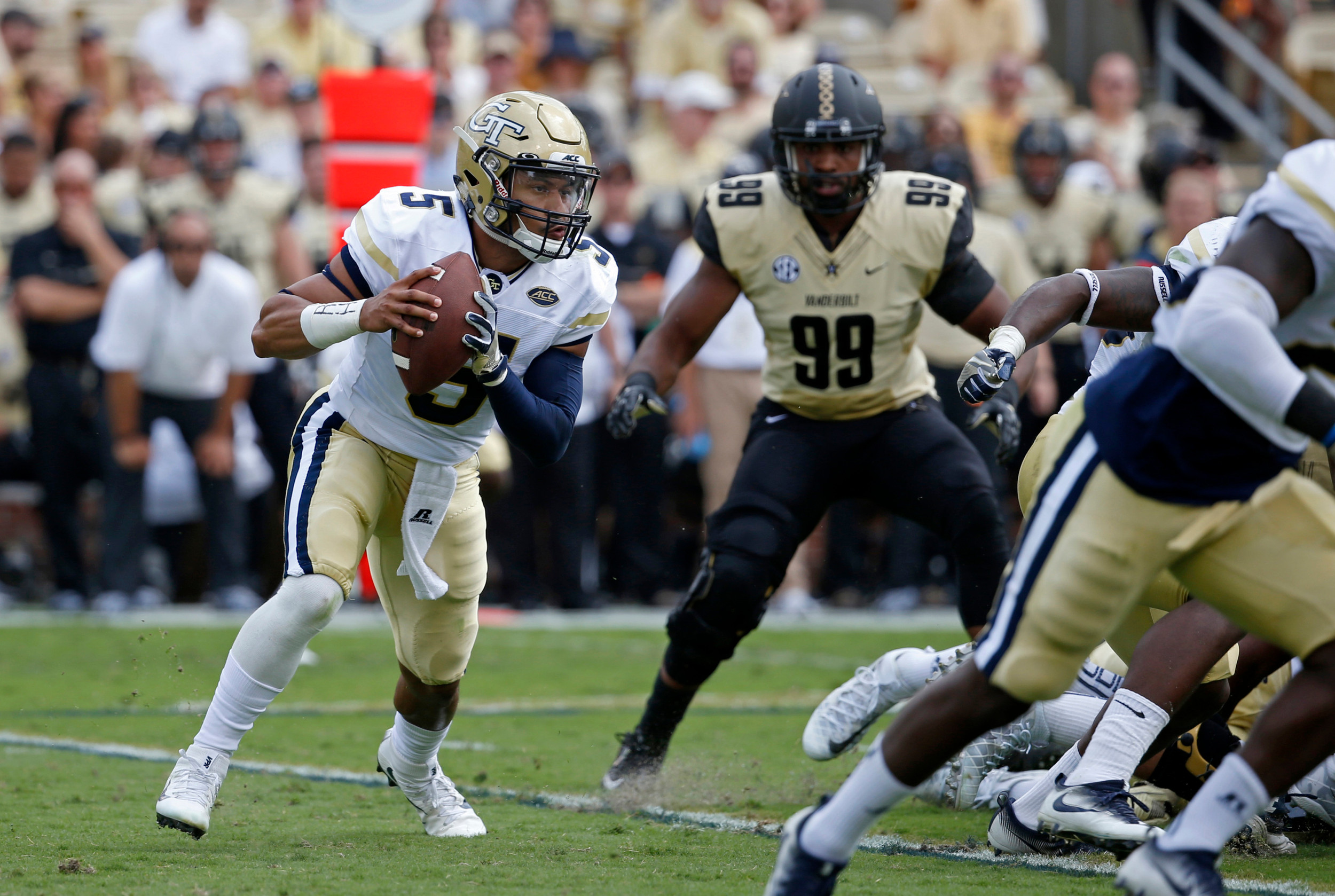 Yellow Jackets quarterback Justin Thomas (5) runs in the first quarter. Jason Getz-USA TODAY Sports