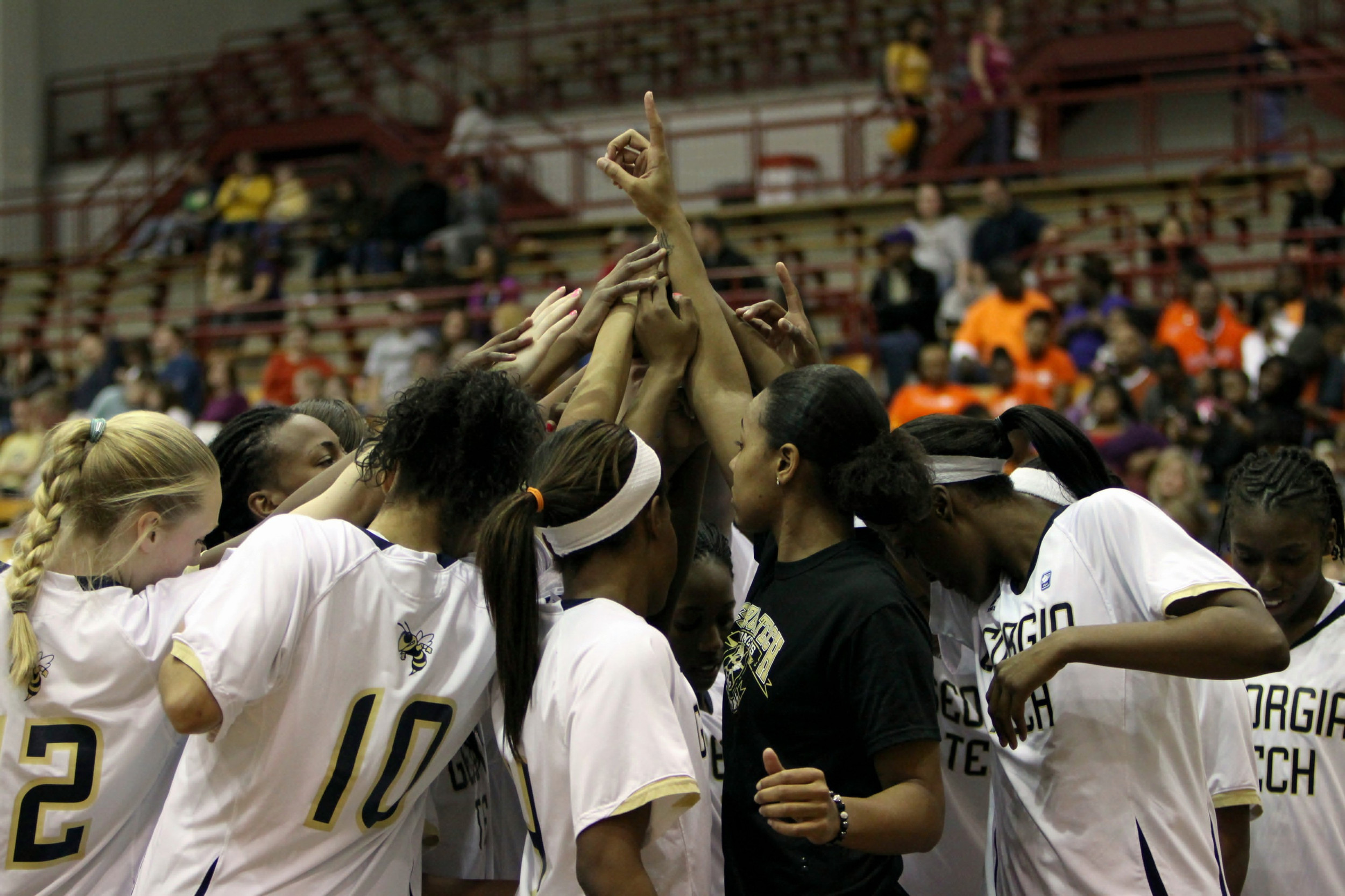 Yellow Jackets huddle up against Clemson.