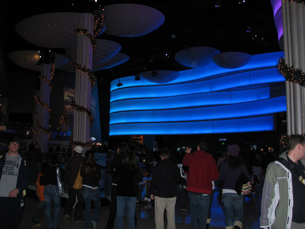 Yellow Jackets tour the Georgia Aquarium