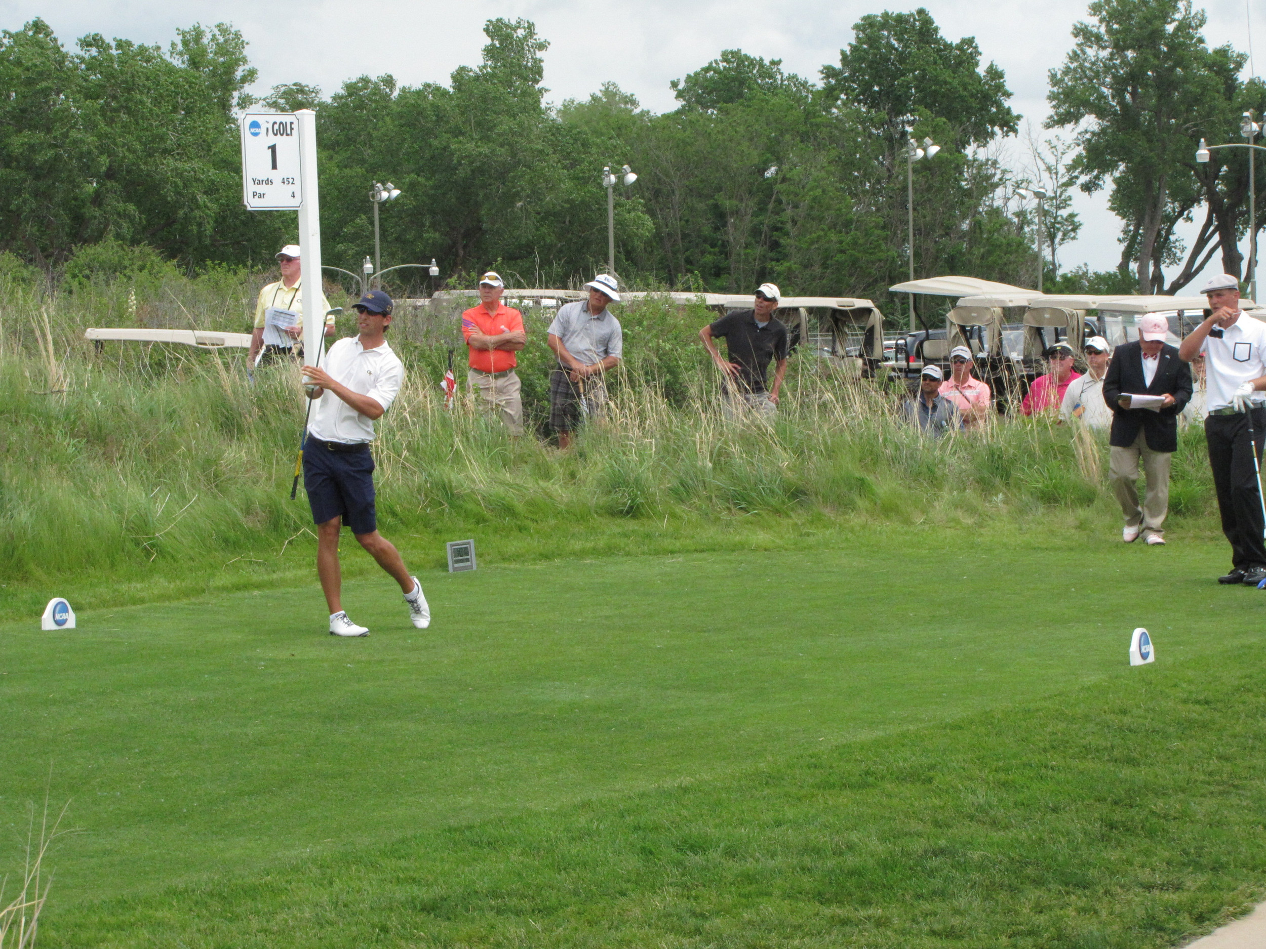 Seth Reeves plays away at the first tee to begin the final round of stroke play at the NCAA Golf Championship, May 26, 2014