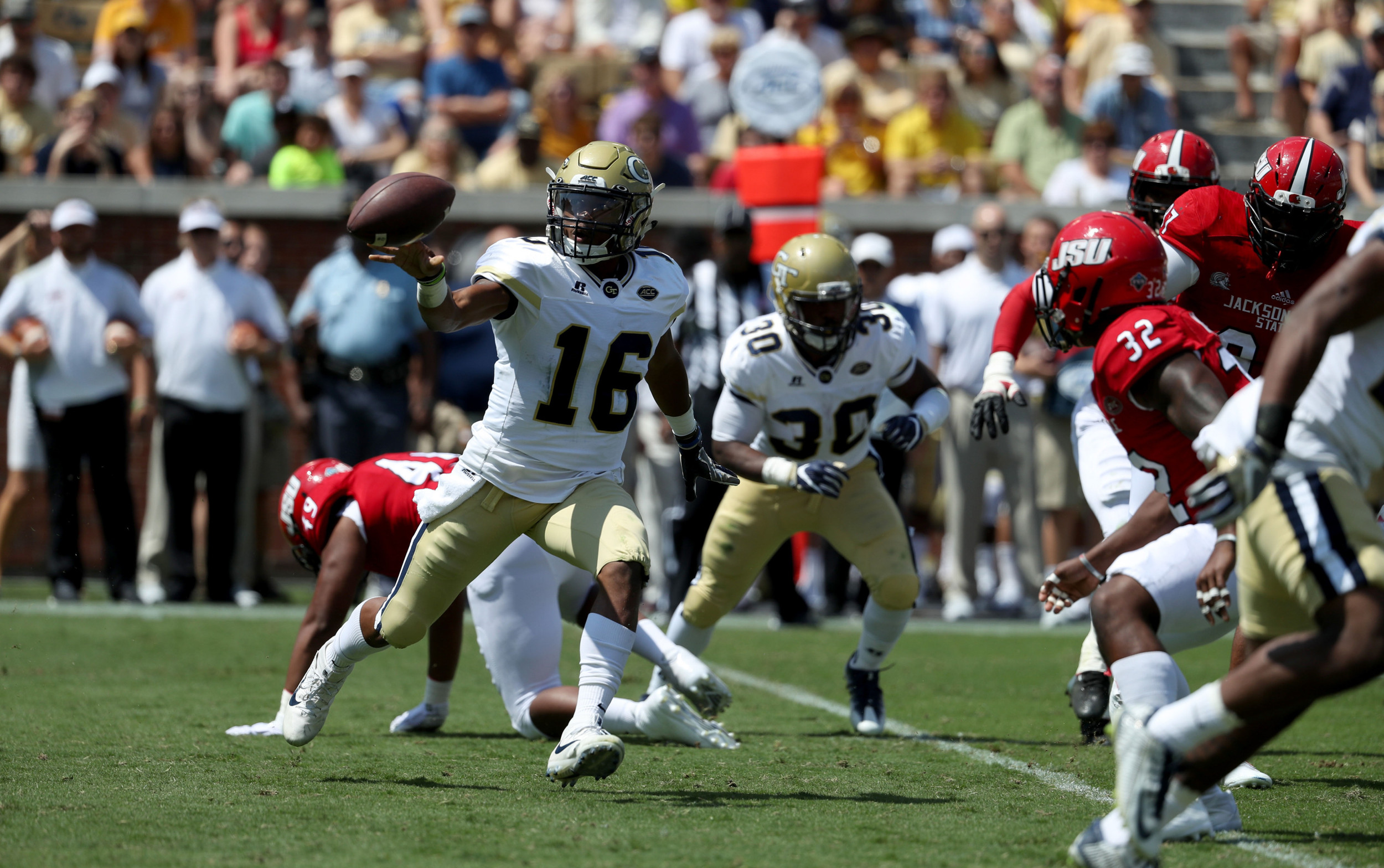 Yellow Jackets quarterback TaQuon Marshall (16) pitches the ball to a running back in the first quarter. Jason Getz-USA TODAY Sports