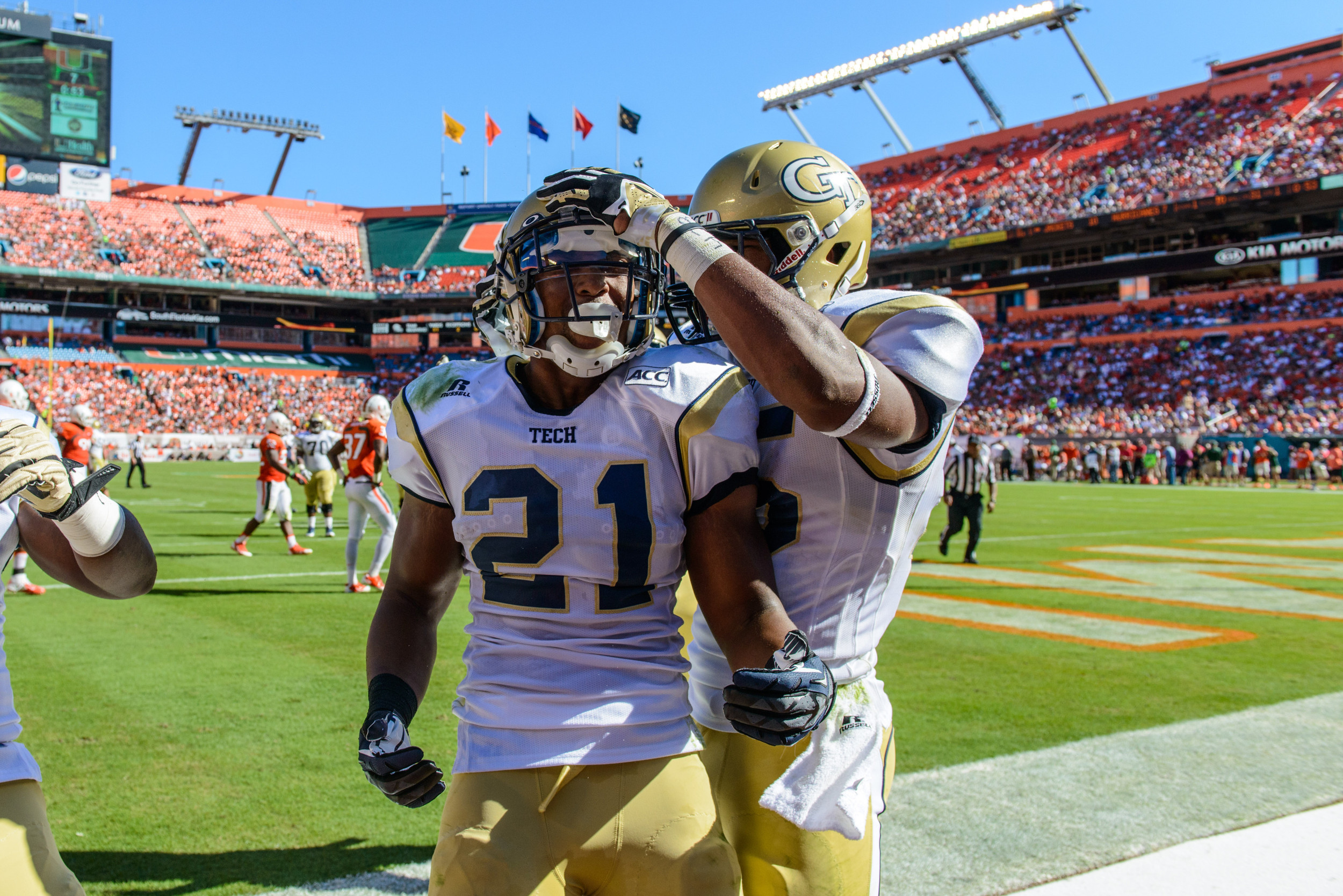 Charles Perkins (21), DeAndre Smelter (15)