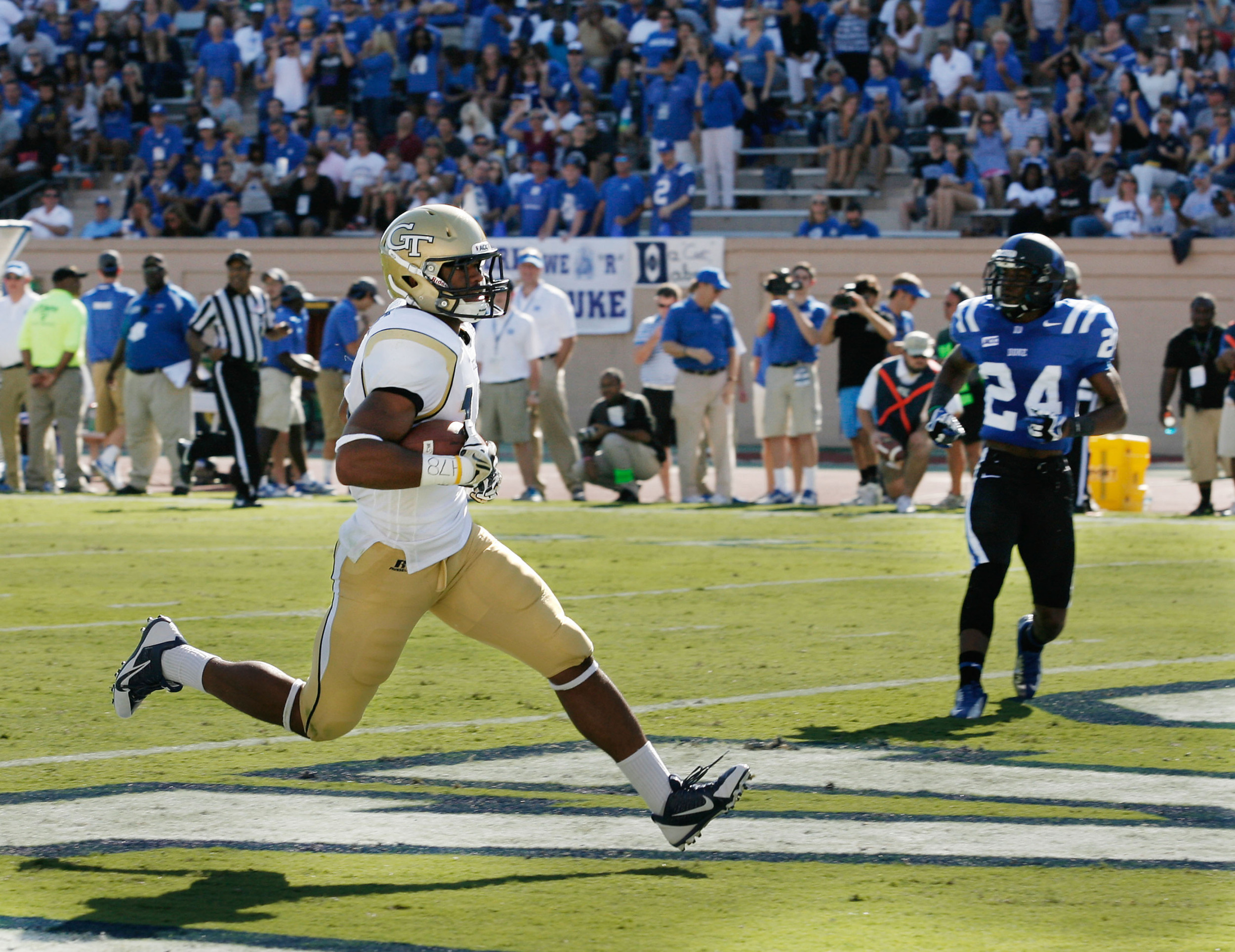 Yellow Jackets wide receiver DeAndre Smelter (15) scores a touchdown. Mandatory Credit: Mark Dolejs-USA TODAY Sports