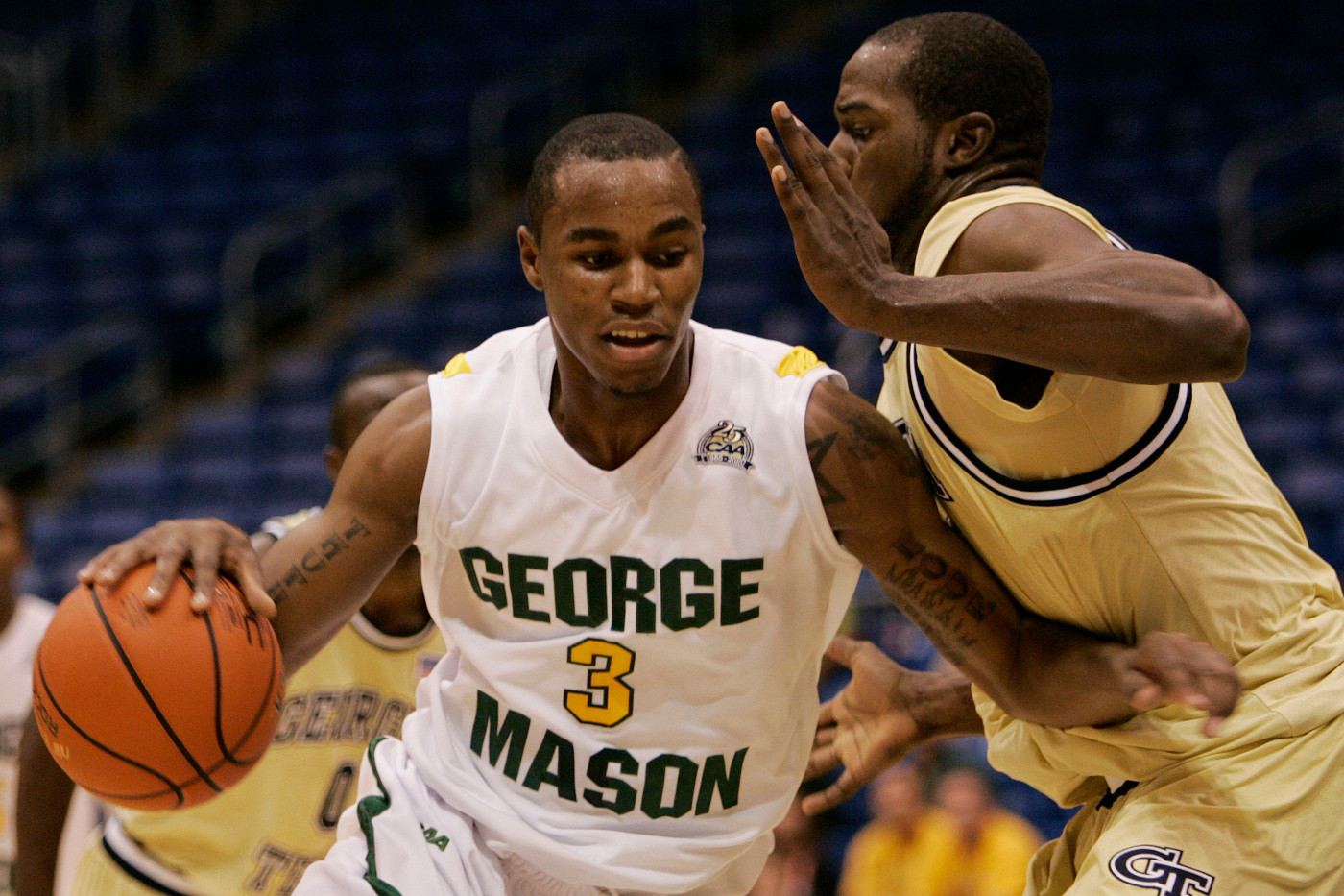 George Mason&acirc;?<sup>TM</sup>s Kevin Foster, left, pushes past Georgia Tech&acirc;?<sup>TM</sup>s Zachery Peacock during the first half. (AP Photo/Ricardo Arduengo)