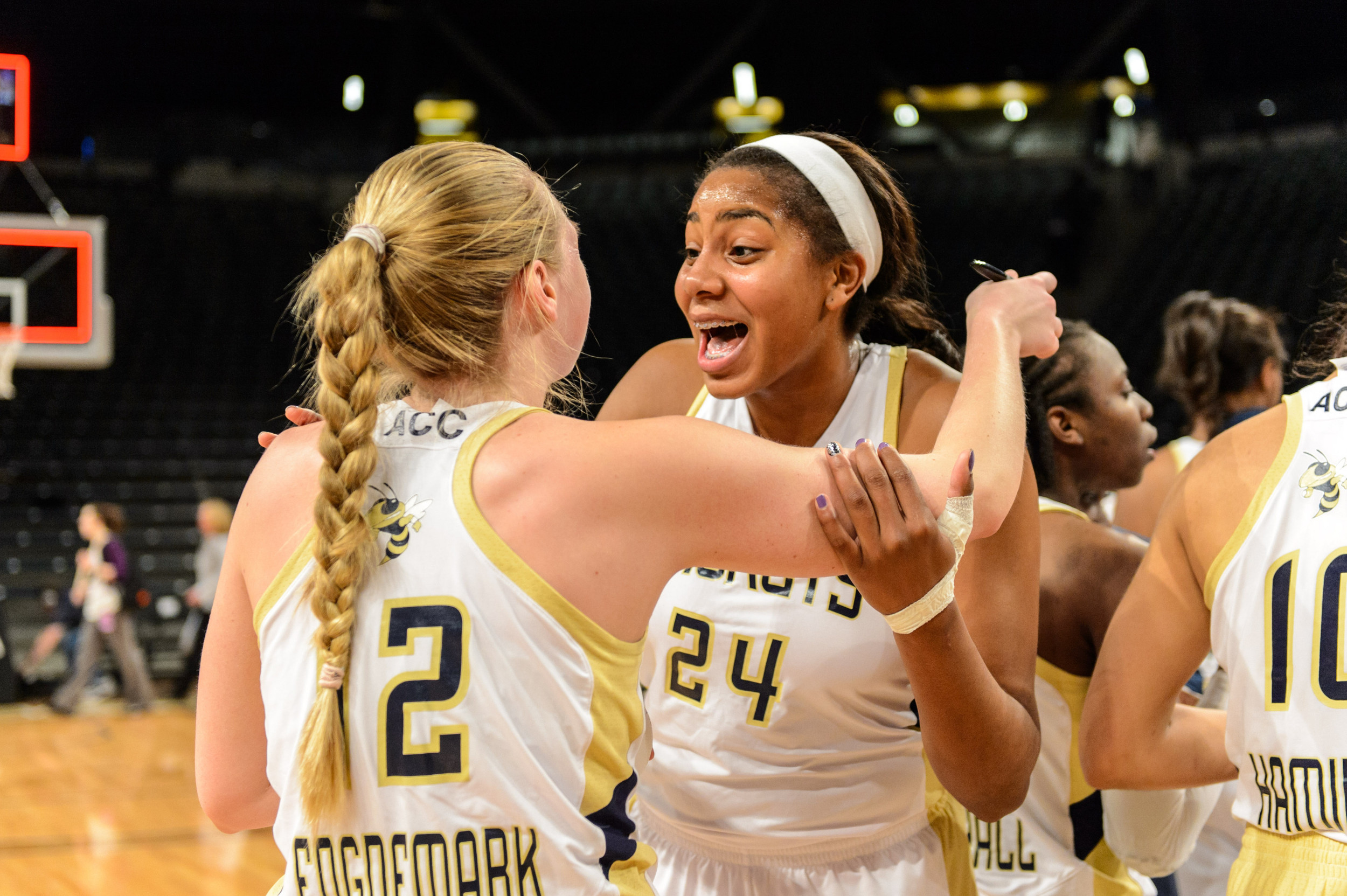 Shayla Bivins (24), Frida Fogdemark (12)