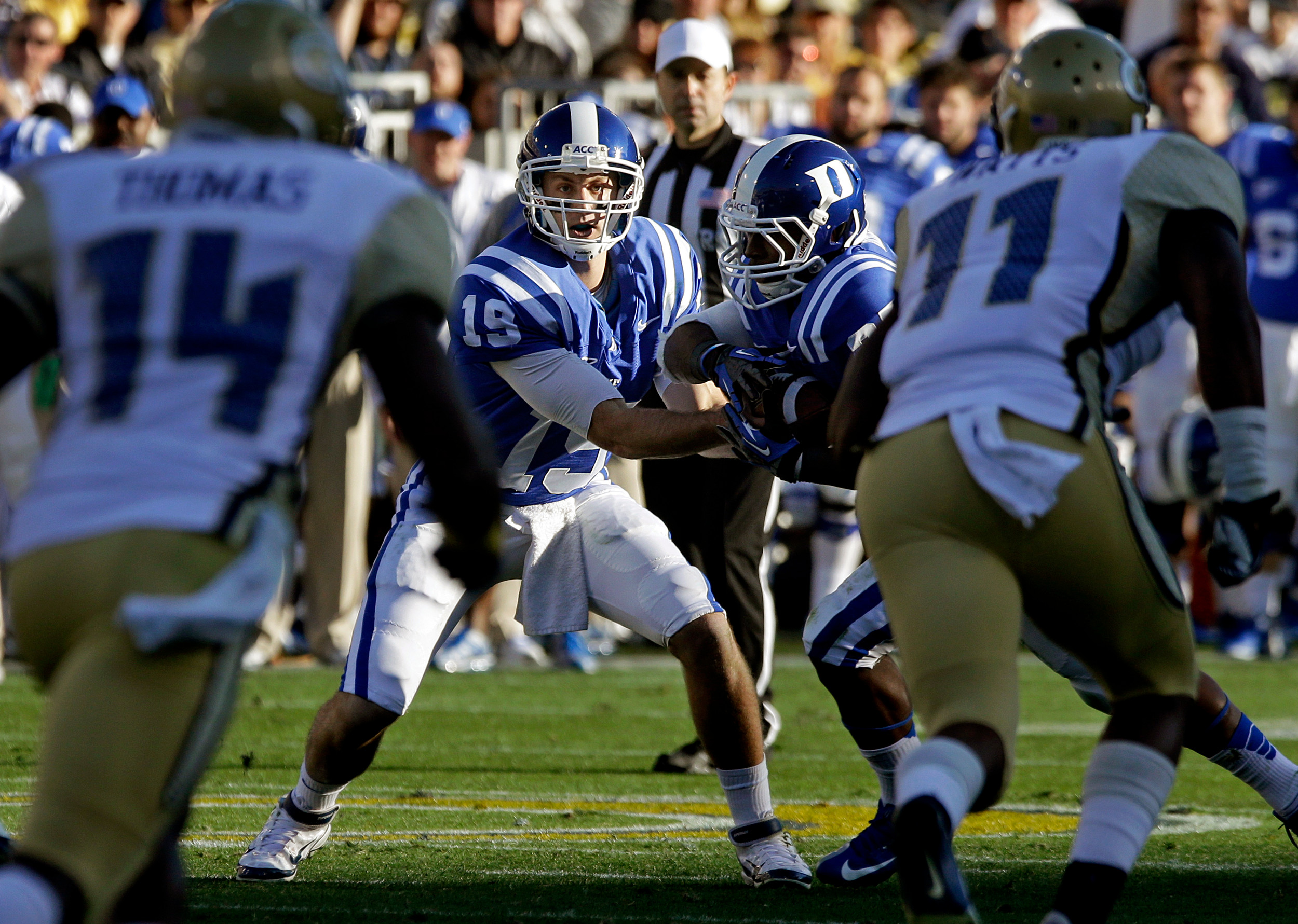 Duke quarterback Sean Renfree (19) hands off to teammate Jela Duncan in the first quarter. (AP Photo/David Goldman)
