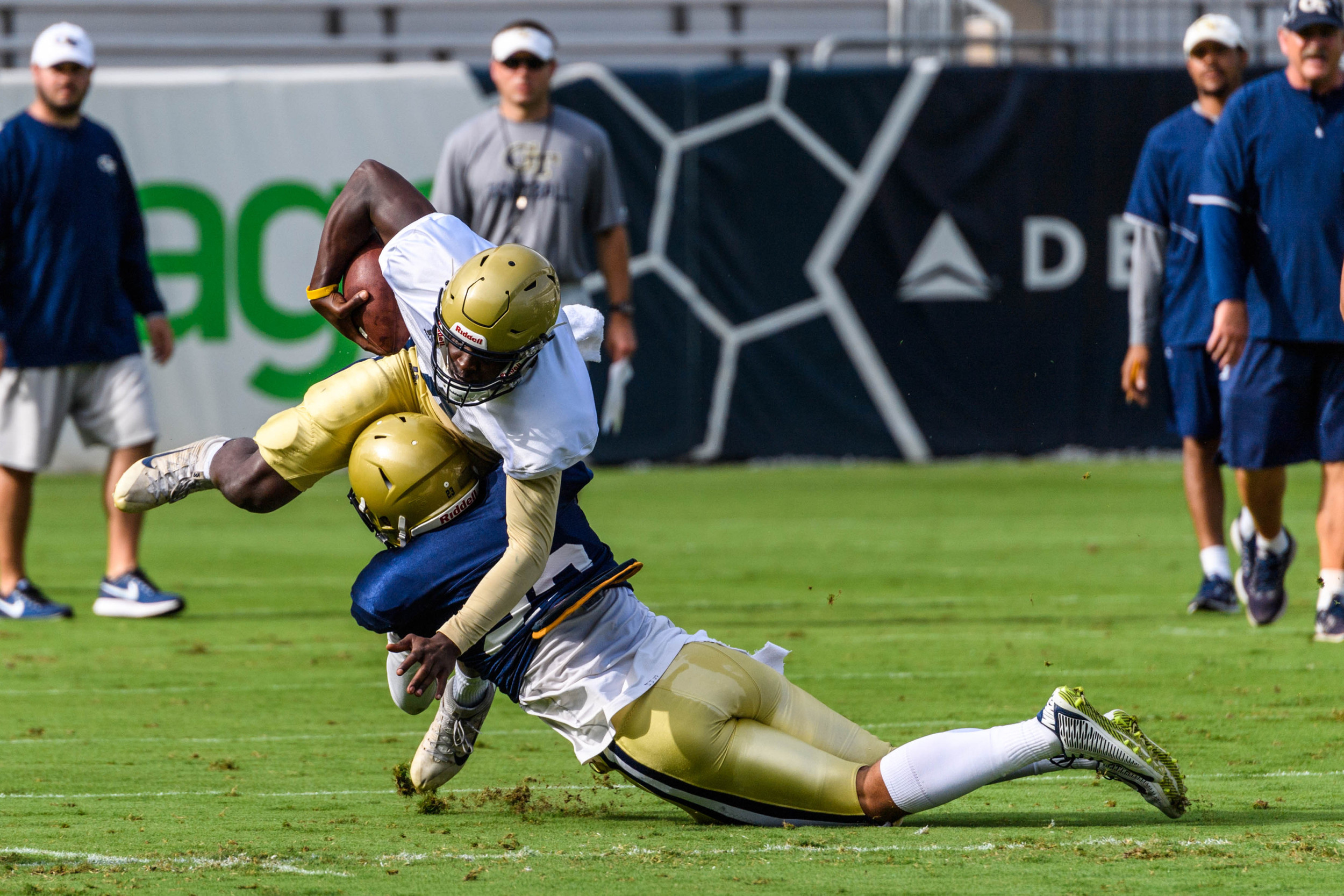 Jalen Johnson (23), Jay Jones (4)
