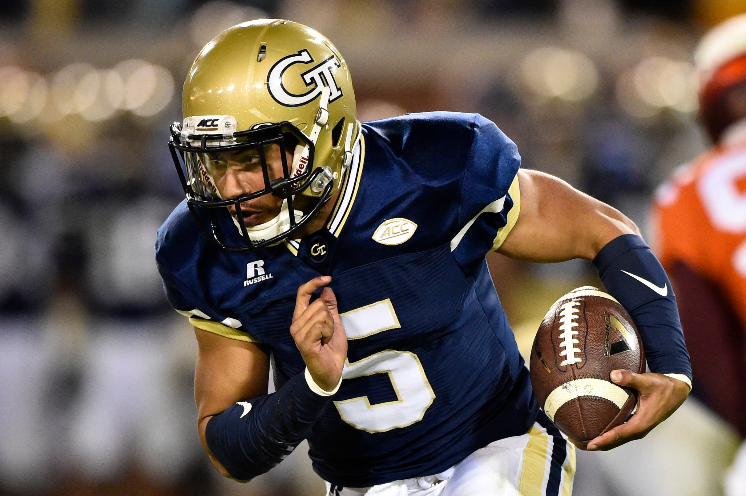 Quarterback Justin Thomas (5) carries the ball (Garrett Reid-USA TODAY Sports)