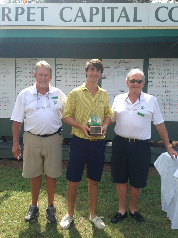 Ollie Schniederjans with the medalist trophy at the 2014 Carpet Capital Collegiate
